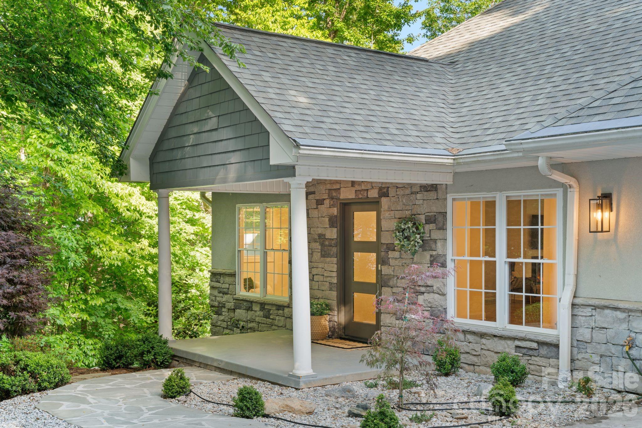 2508 Carriage Falls Court — Hendersonville