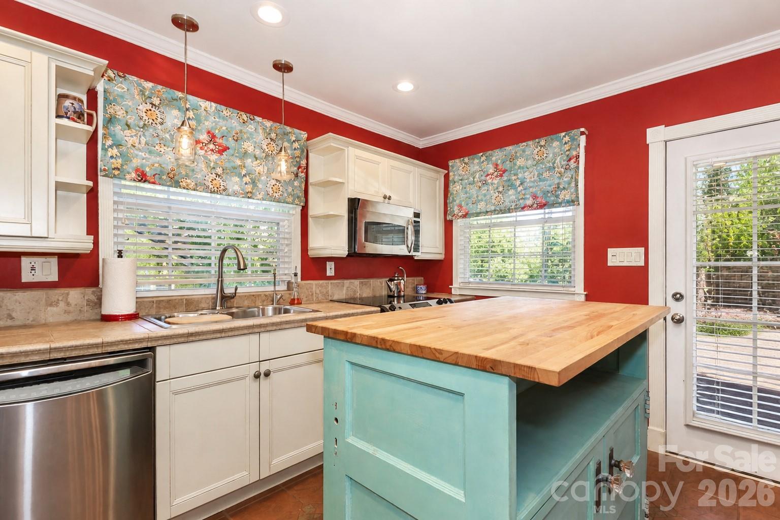 820 Woodland Road — Statesville