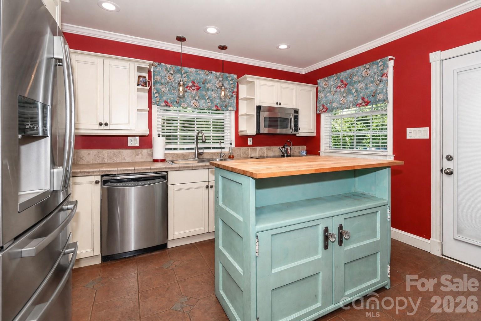 820 Woodland Road — Statesville