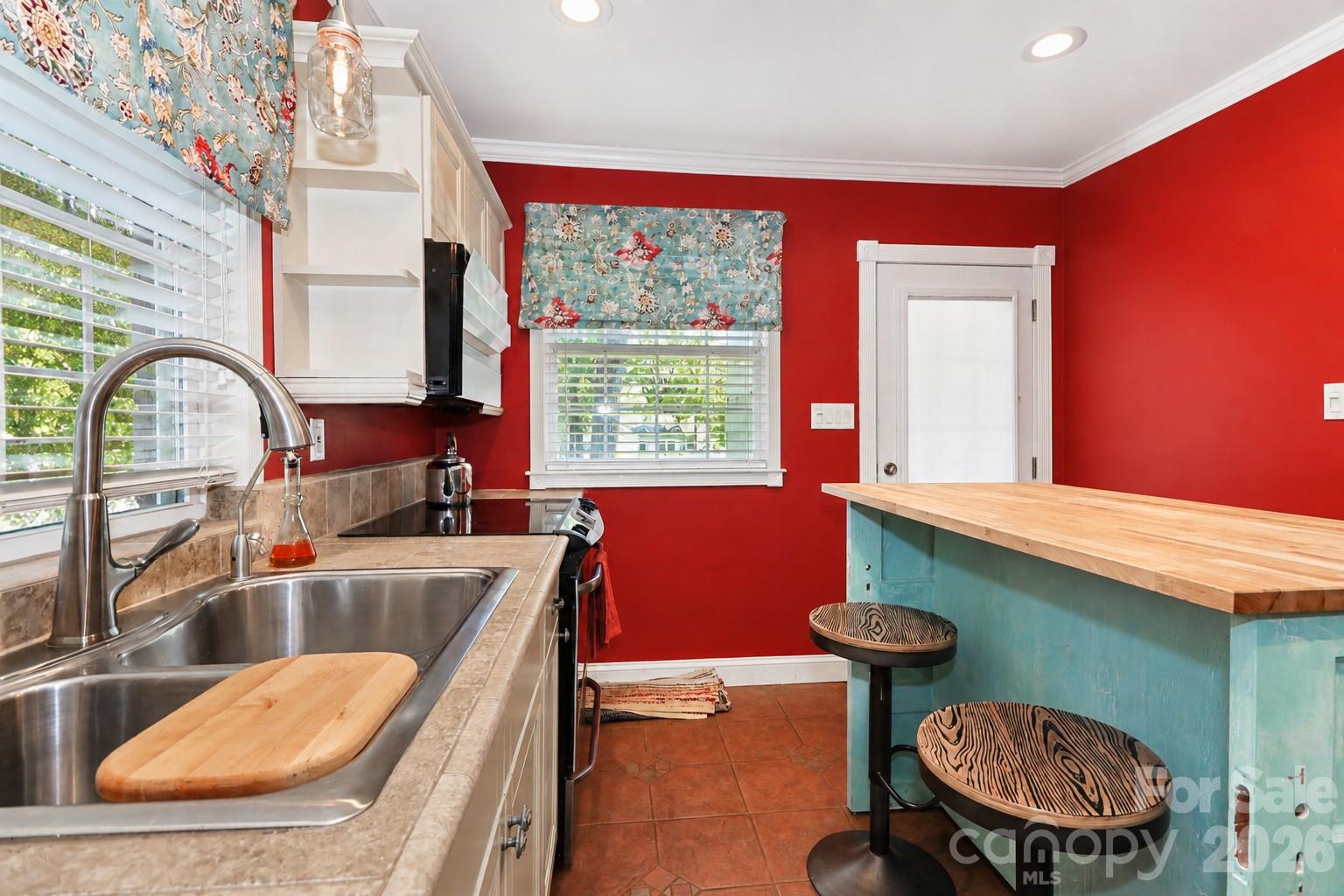 820 Woodland Road — Statesville