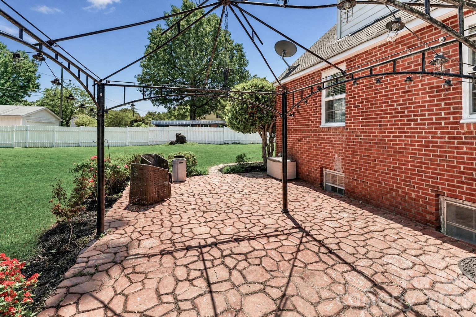 820 Woodland Road — Statesville