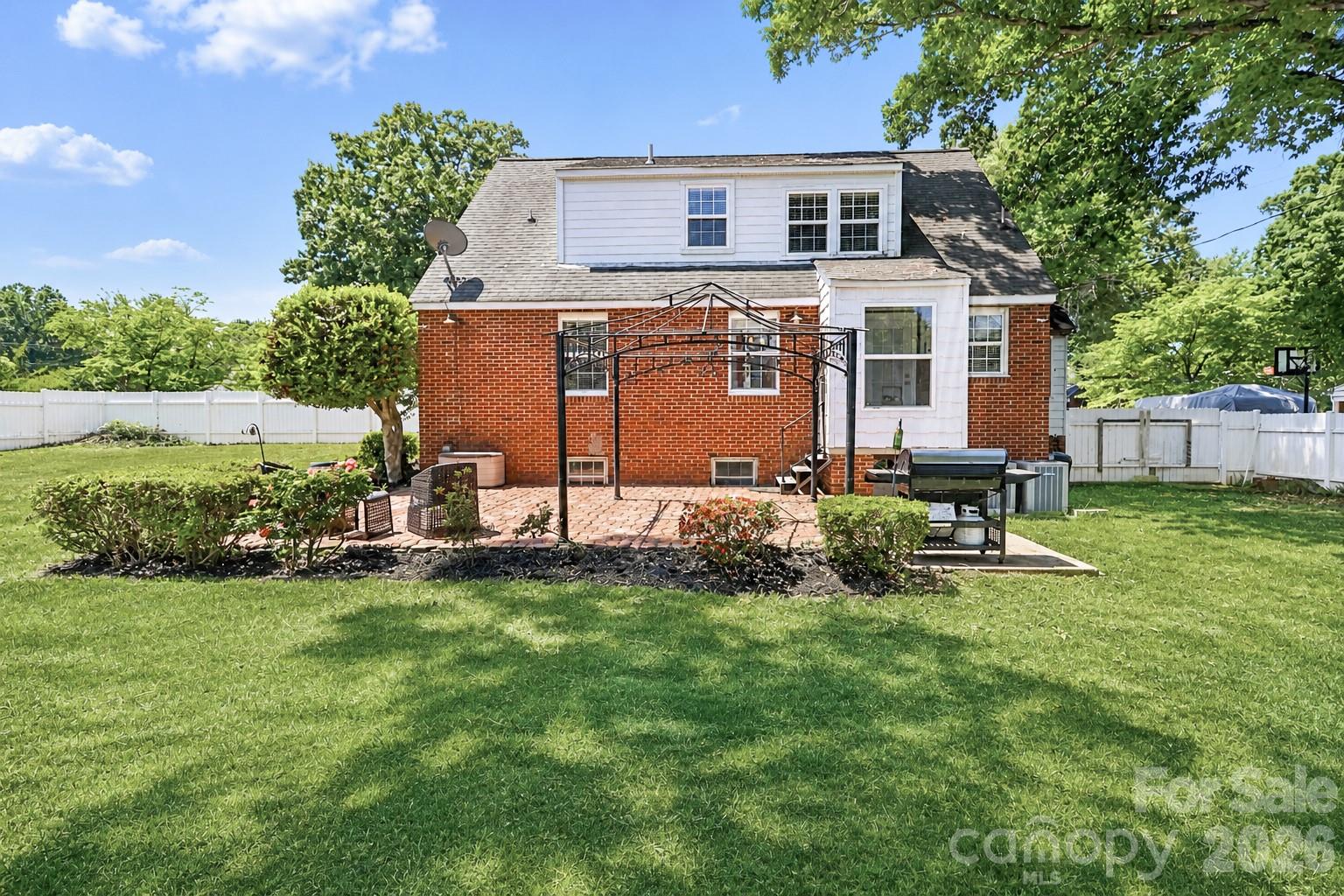 820 Woodland Road — Statesville
