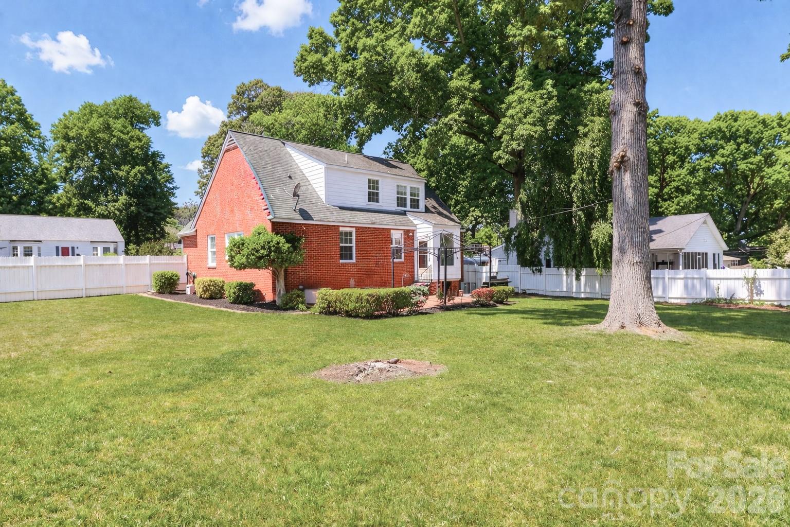 820 Woodland Road — Statesville