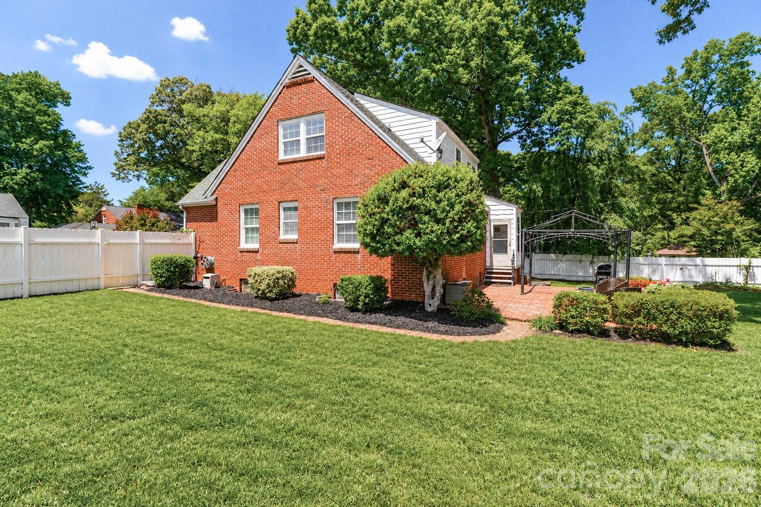 820 Woodland Road — Statesville