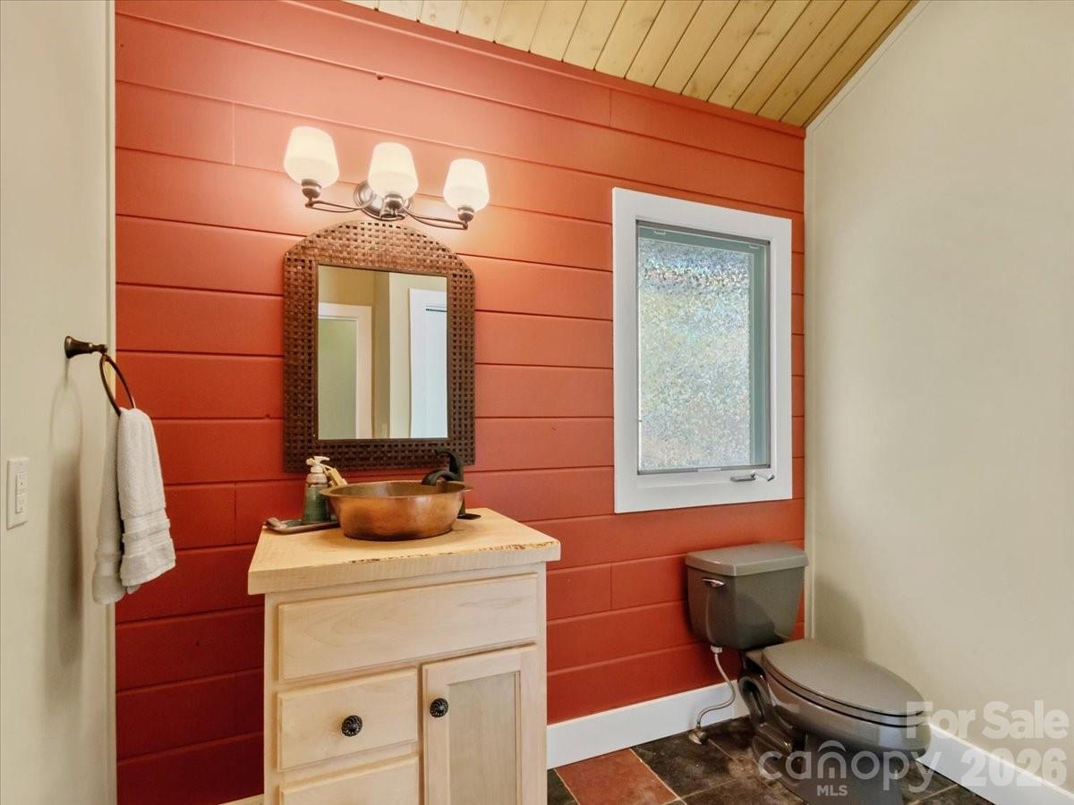 218 Slickrock Road — Burnsville
