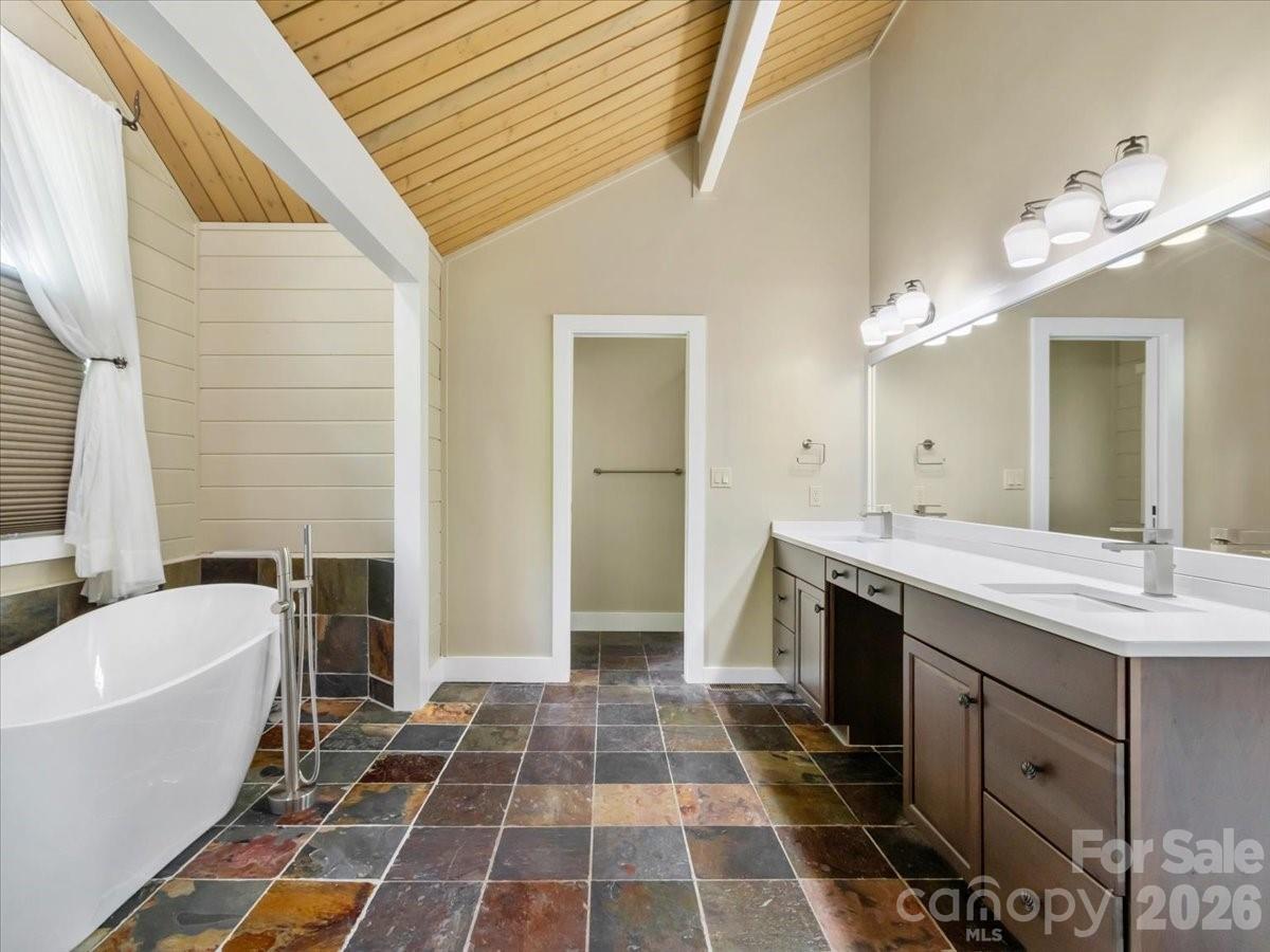 218 Slickrock Road — Burnsville