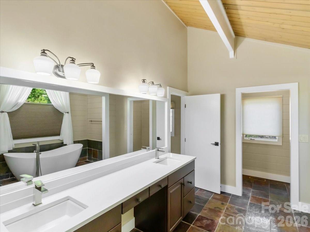218 Slickrock Road — Burnsville