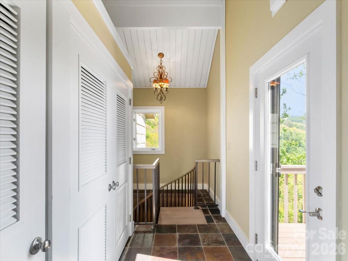 218 Slickrock Road — Burnsville