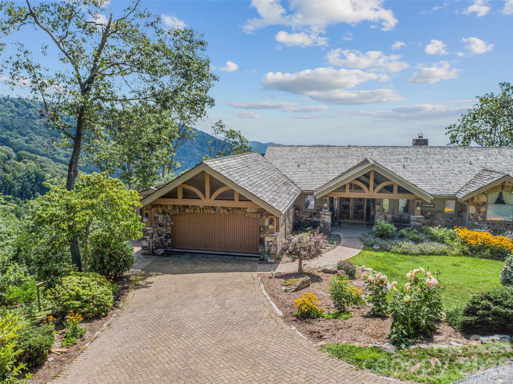 218 Slickrock Road — Burnsville