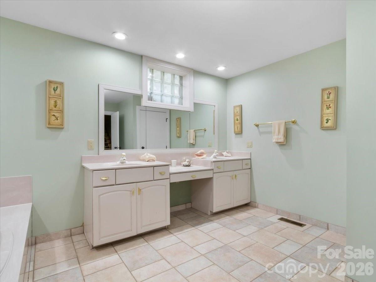 218 Slickrock Road — Burnsville