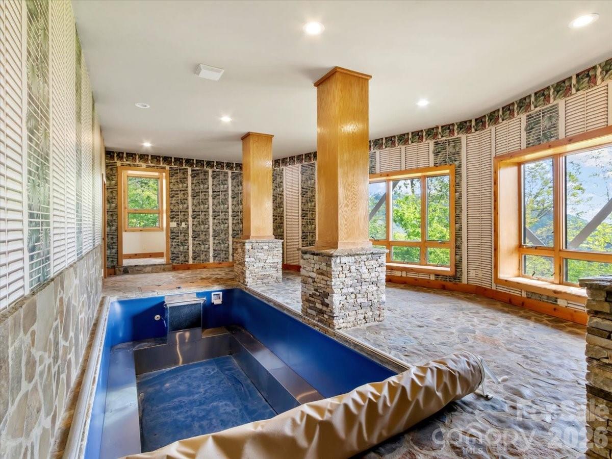 218 Slickrock Road — Burnsville