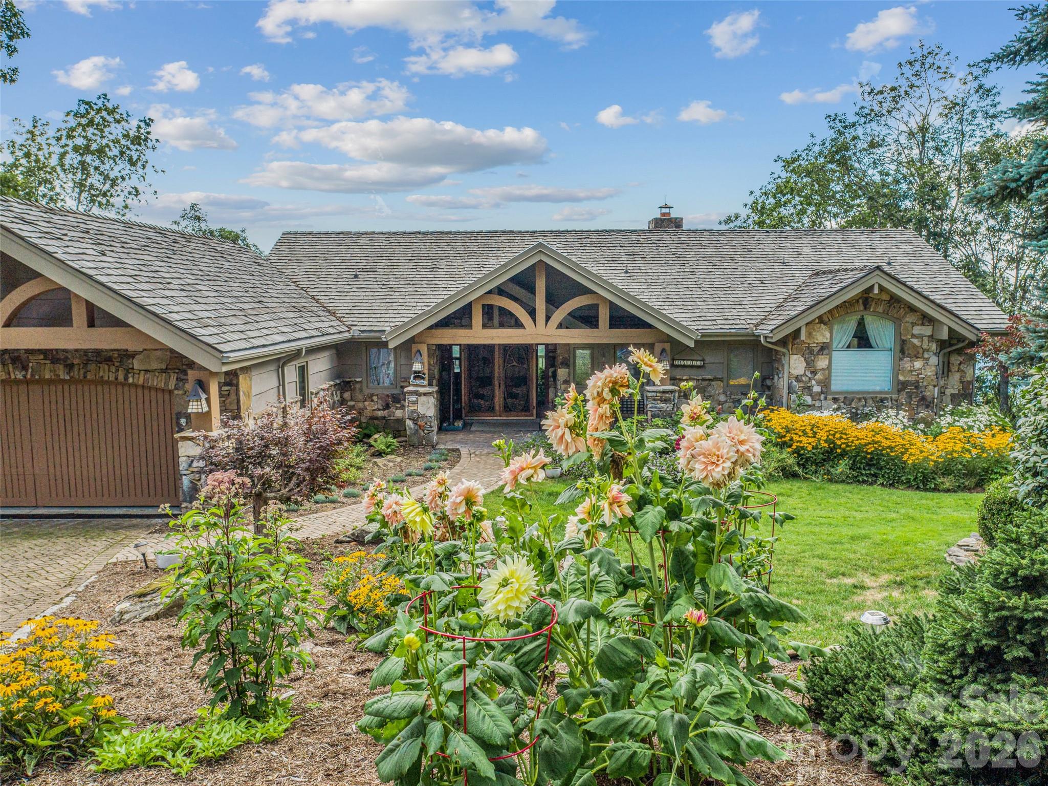 218 Slickrock Road — Burnsville