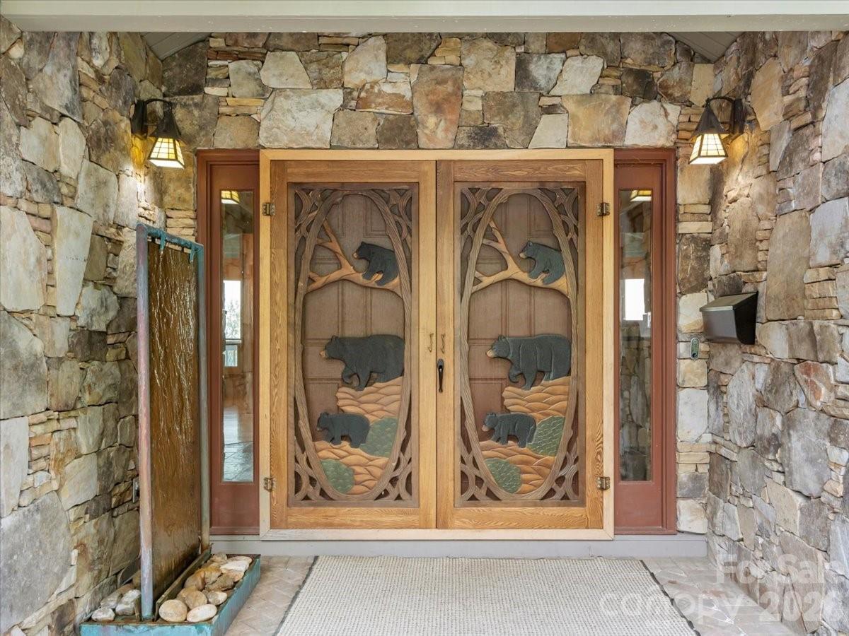 218 Slickrock Road — Burnsville