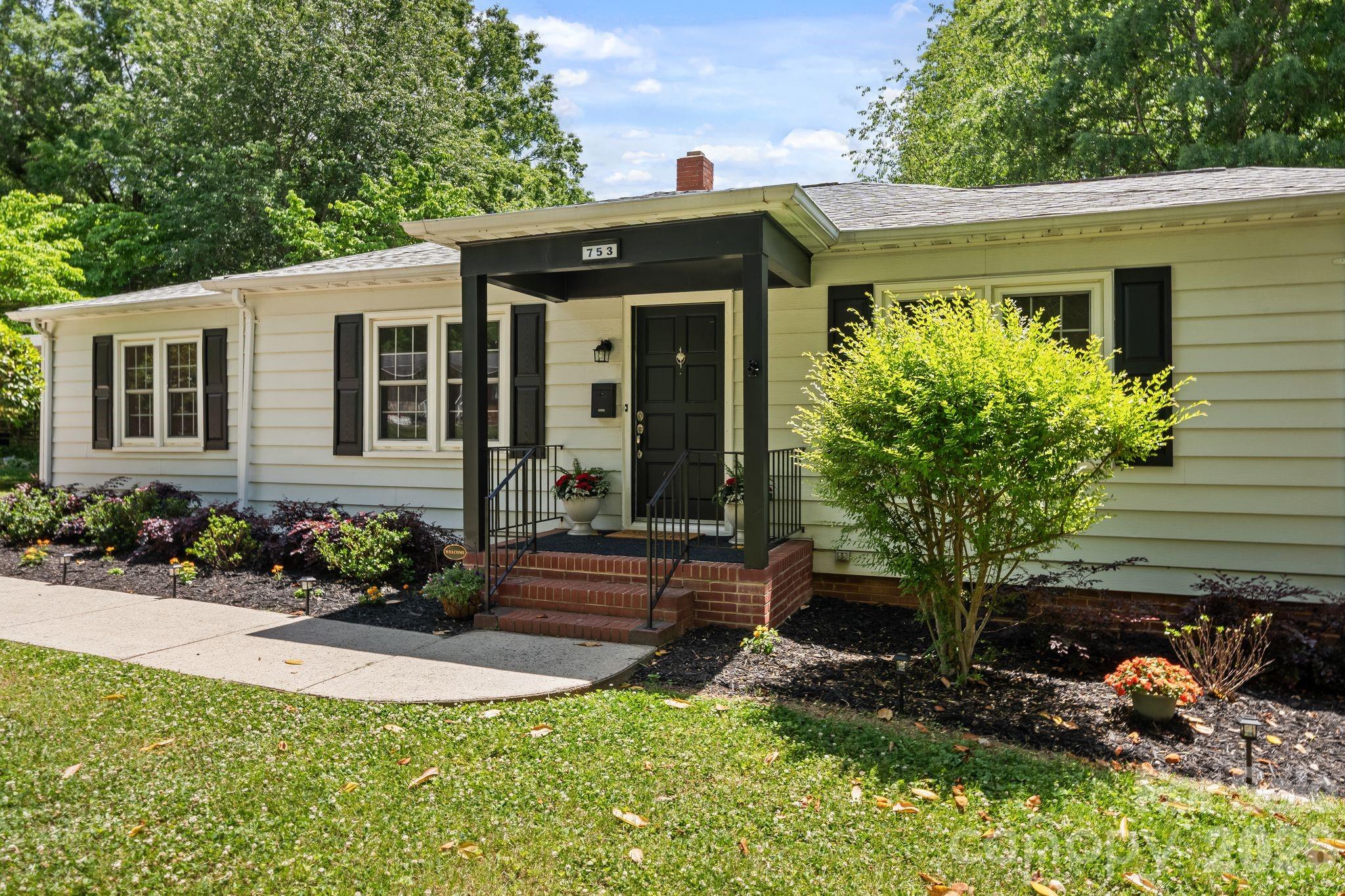 753 Carpenter Avenue — Mooresville