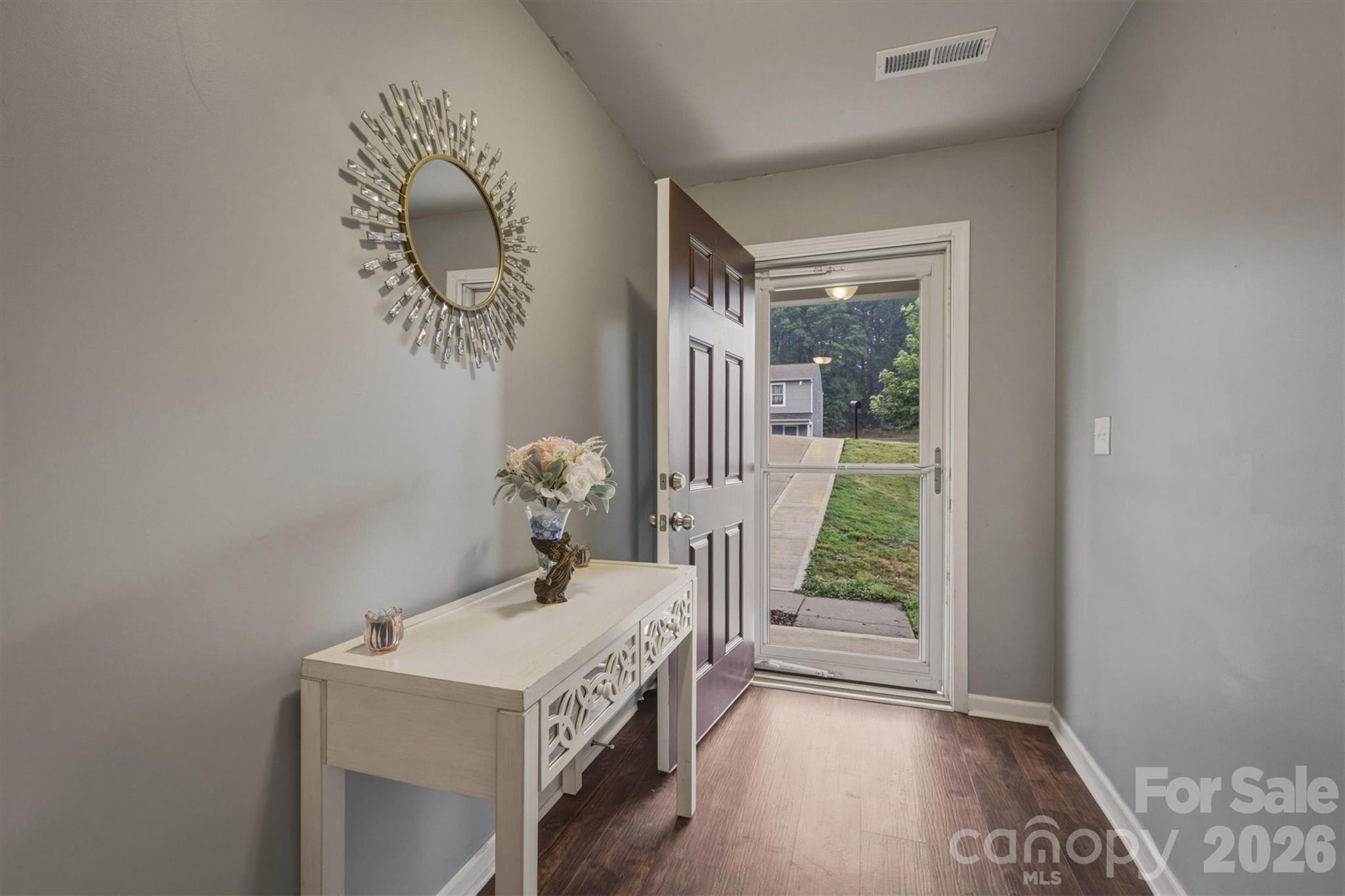 1916 Country Way — Hickory