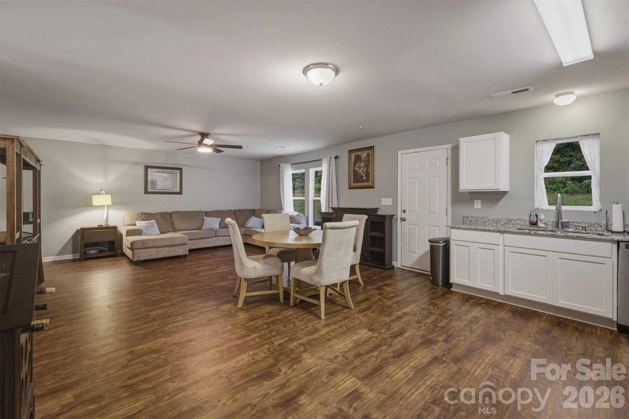 1916 Country Way — Hickory