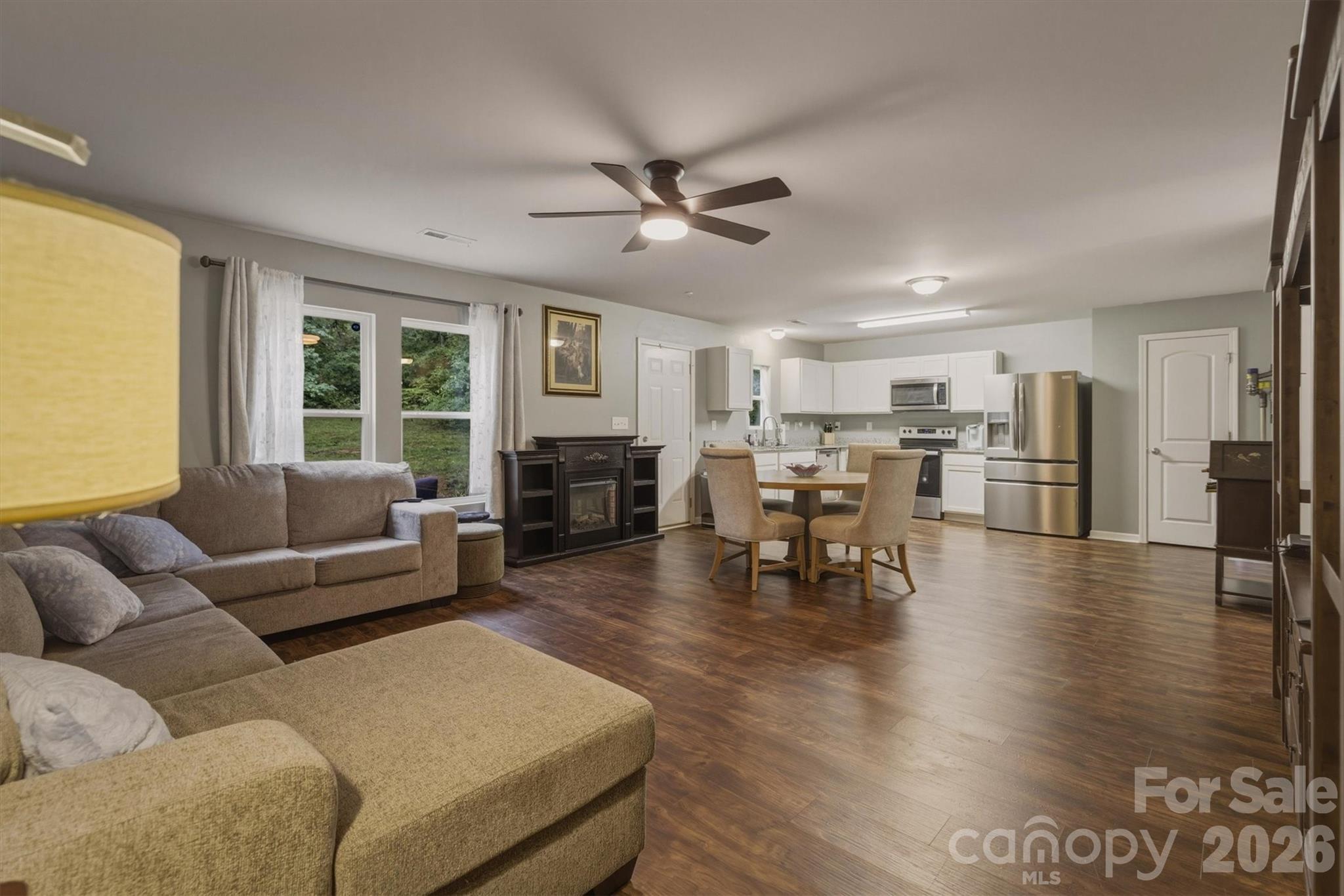 1916 Country Way — Hickory