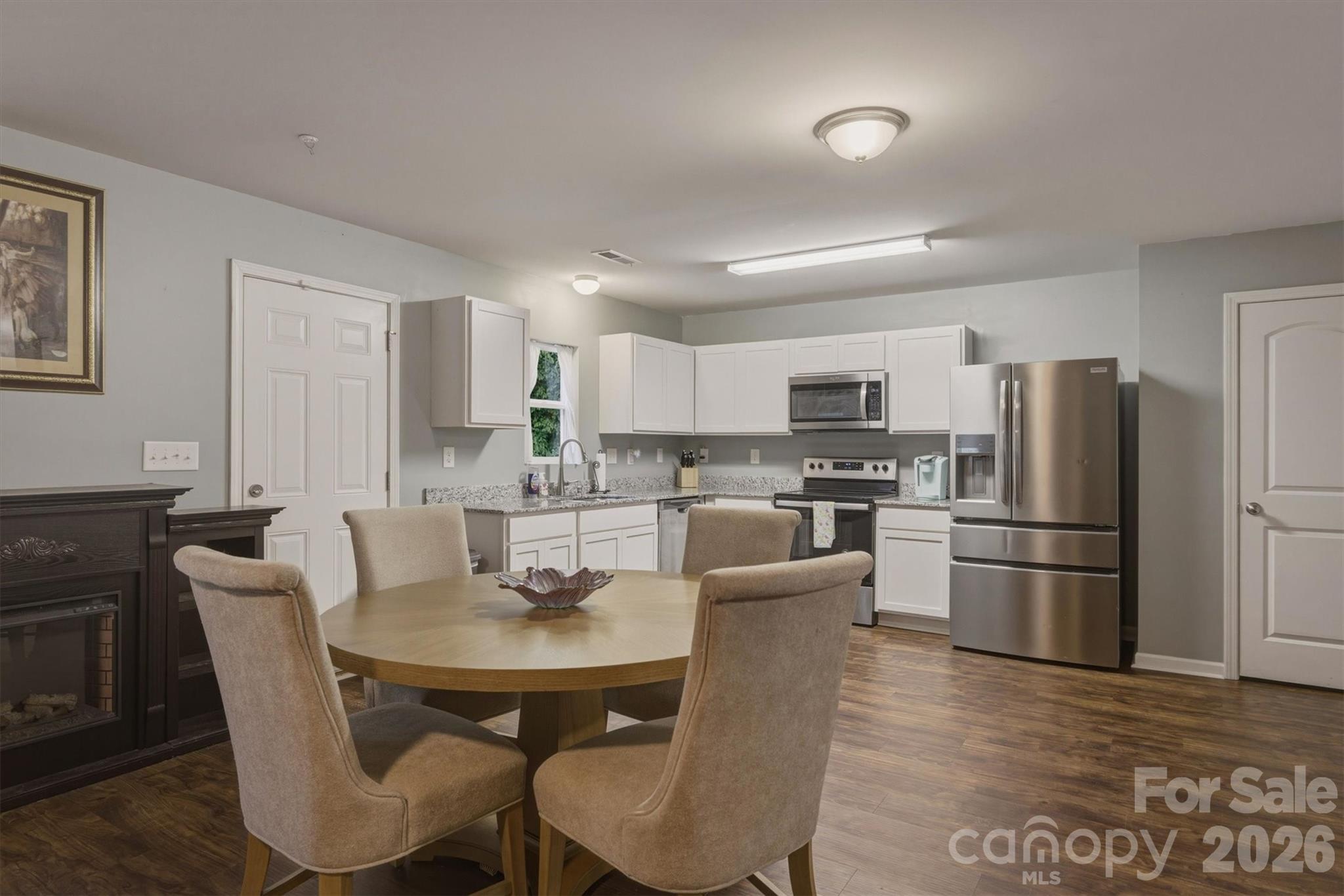 1916 Country Way — Hickory