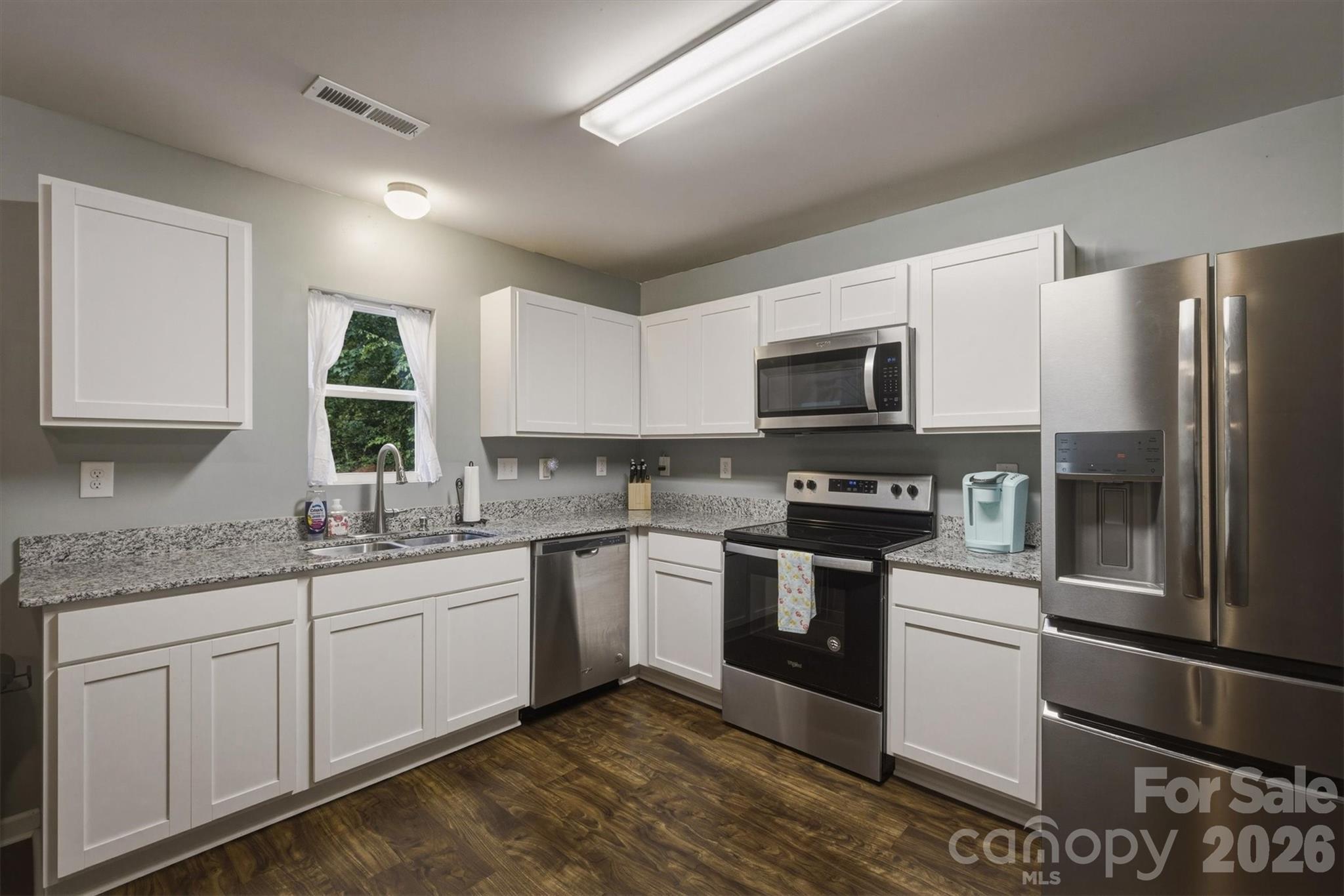 1916 Country Way — Hickory