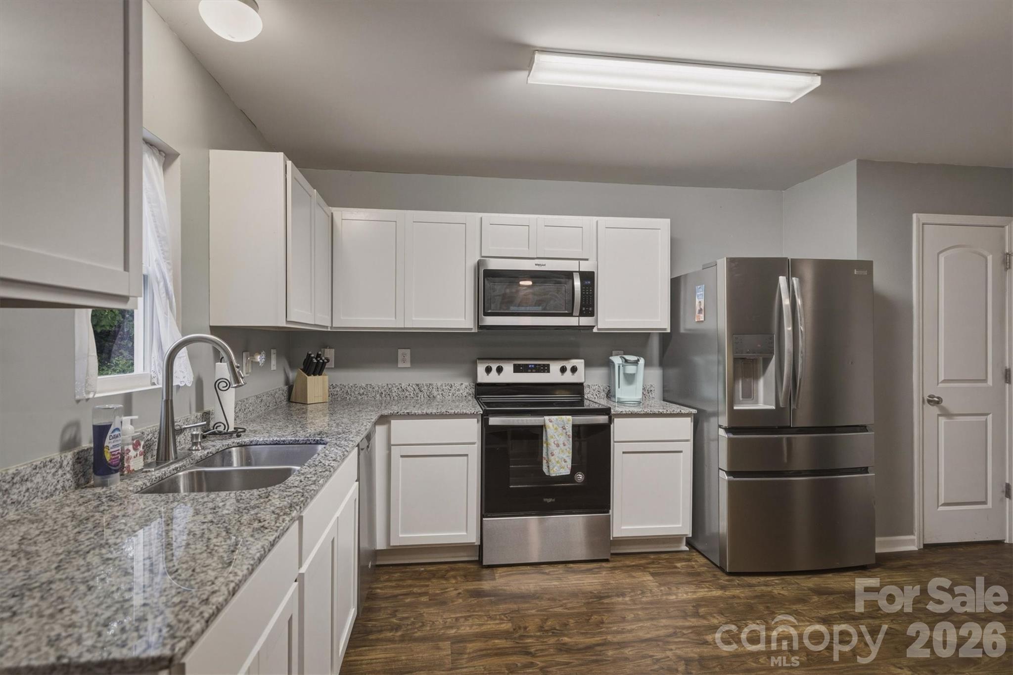 1916 Country Way — Hickory