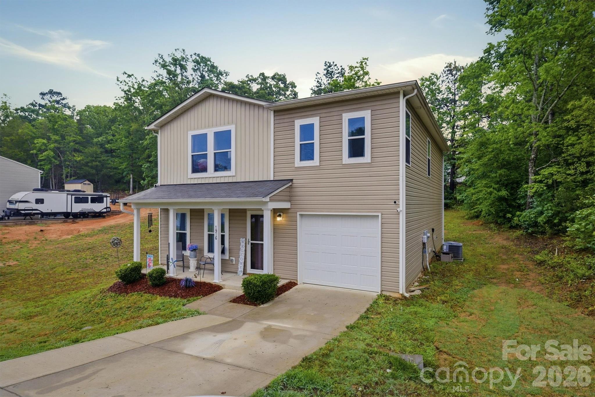 1916 Country Way — Hickory