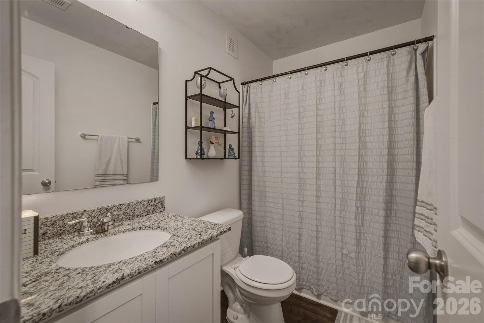 1916 Country Way — Hickory