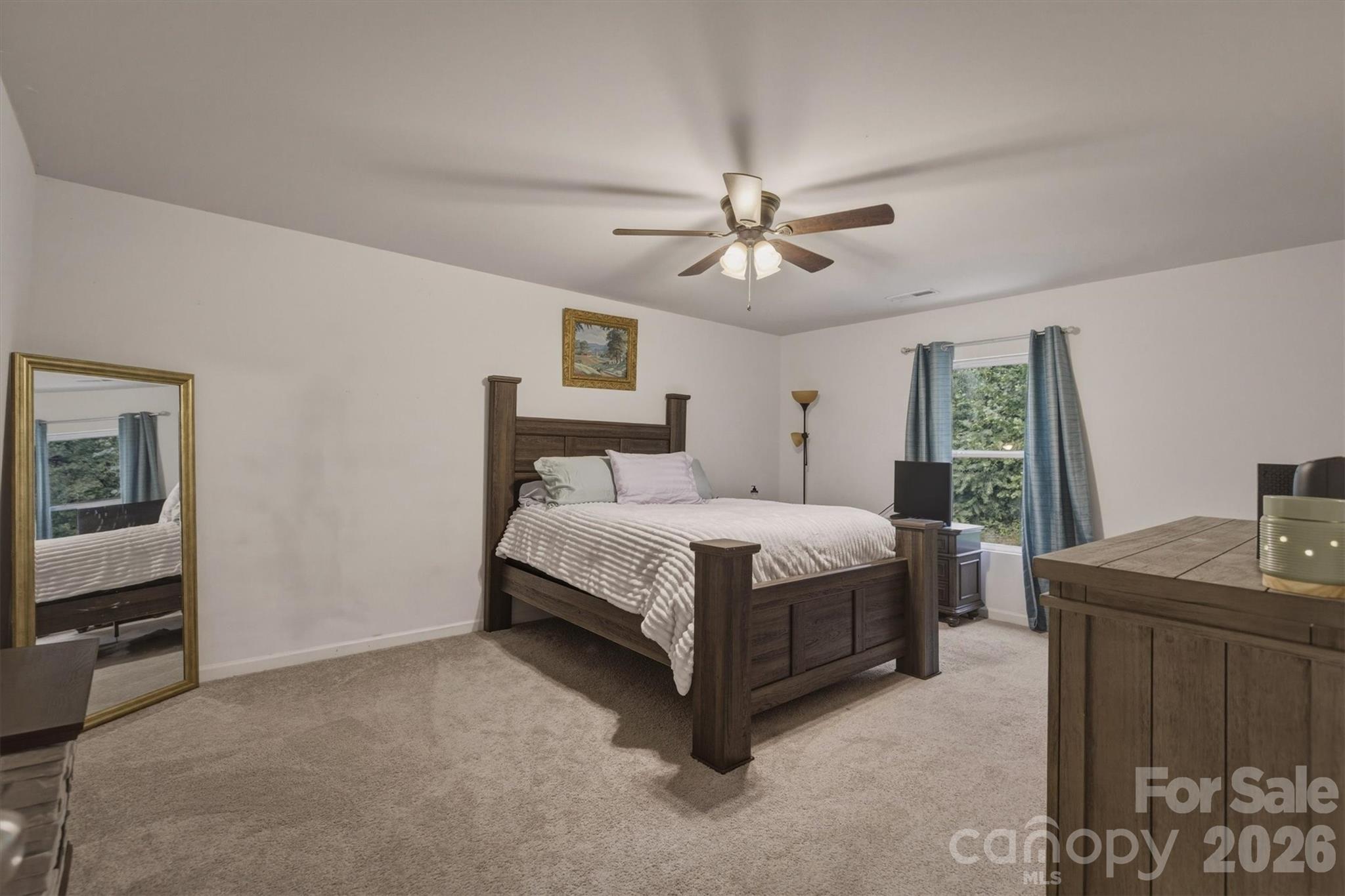 1916 Country Way — Hickory