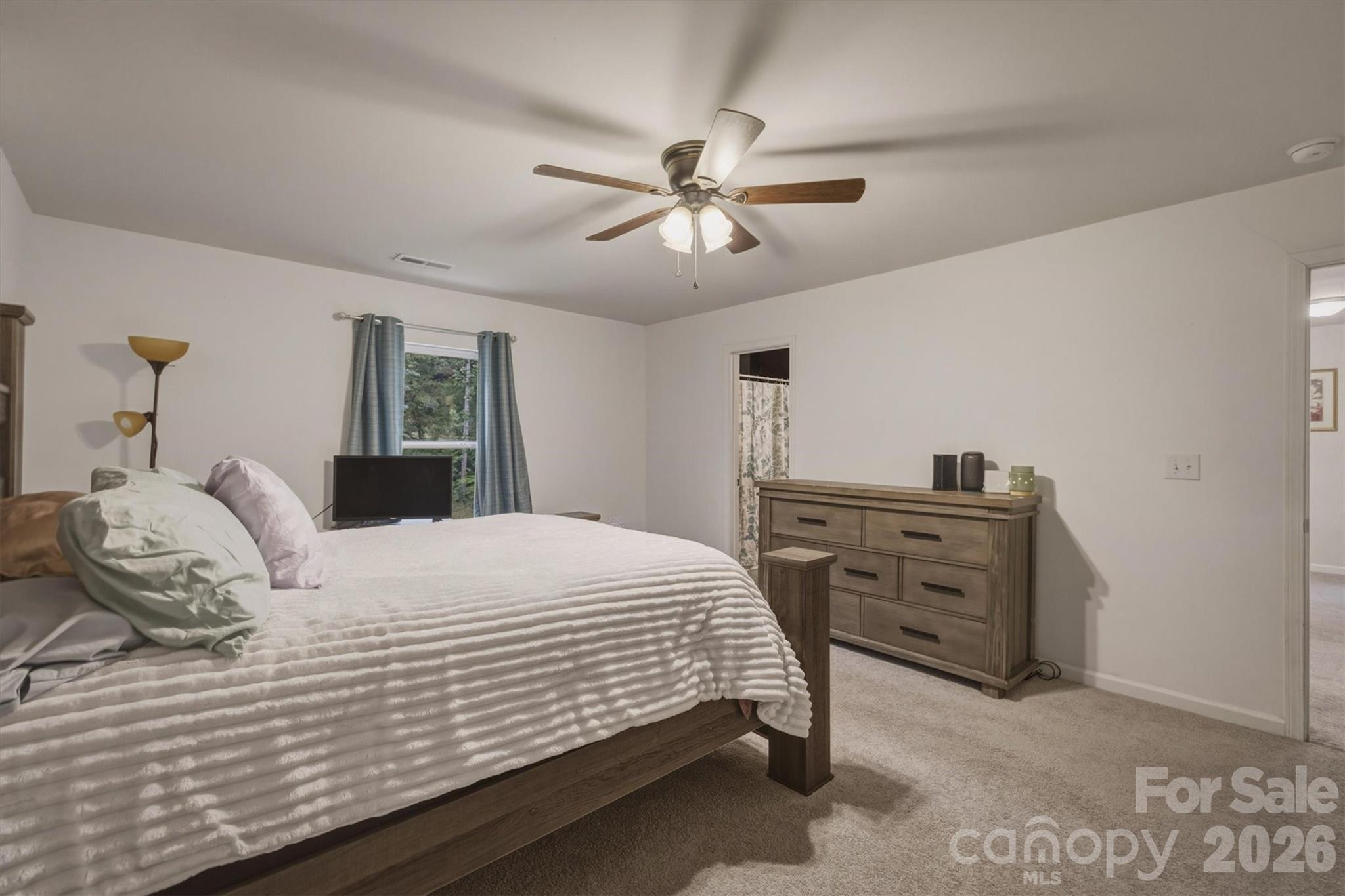 1916 Country Way — Hickory