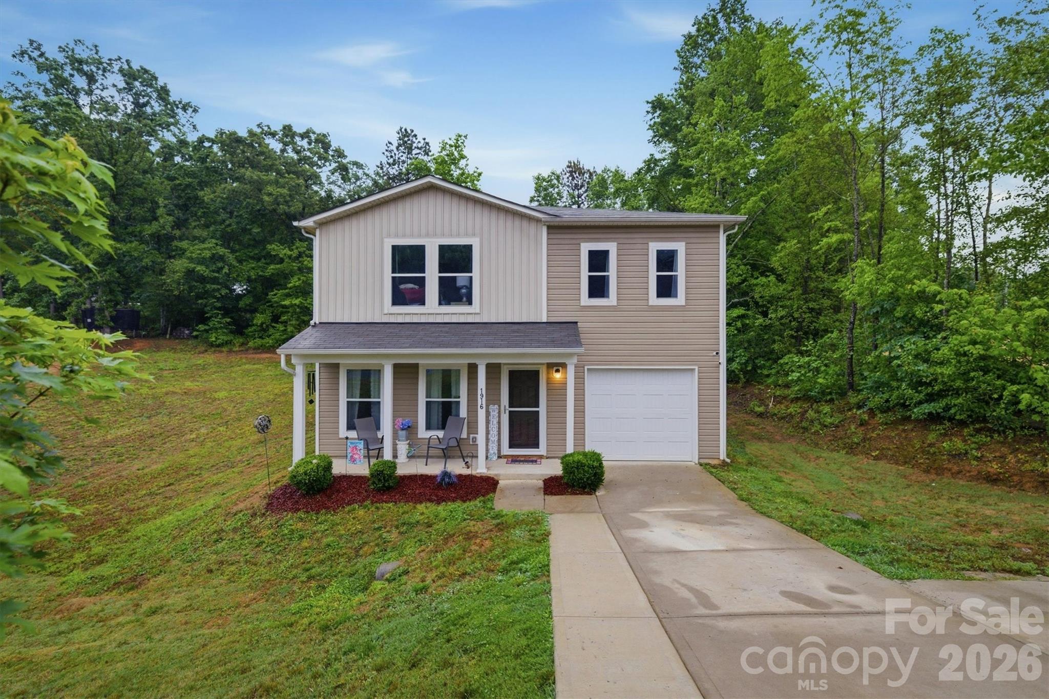 1916 Country Way — Hickory
