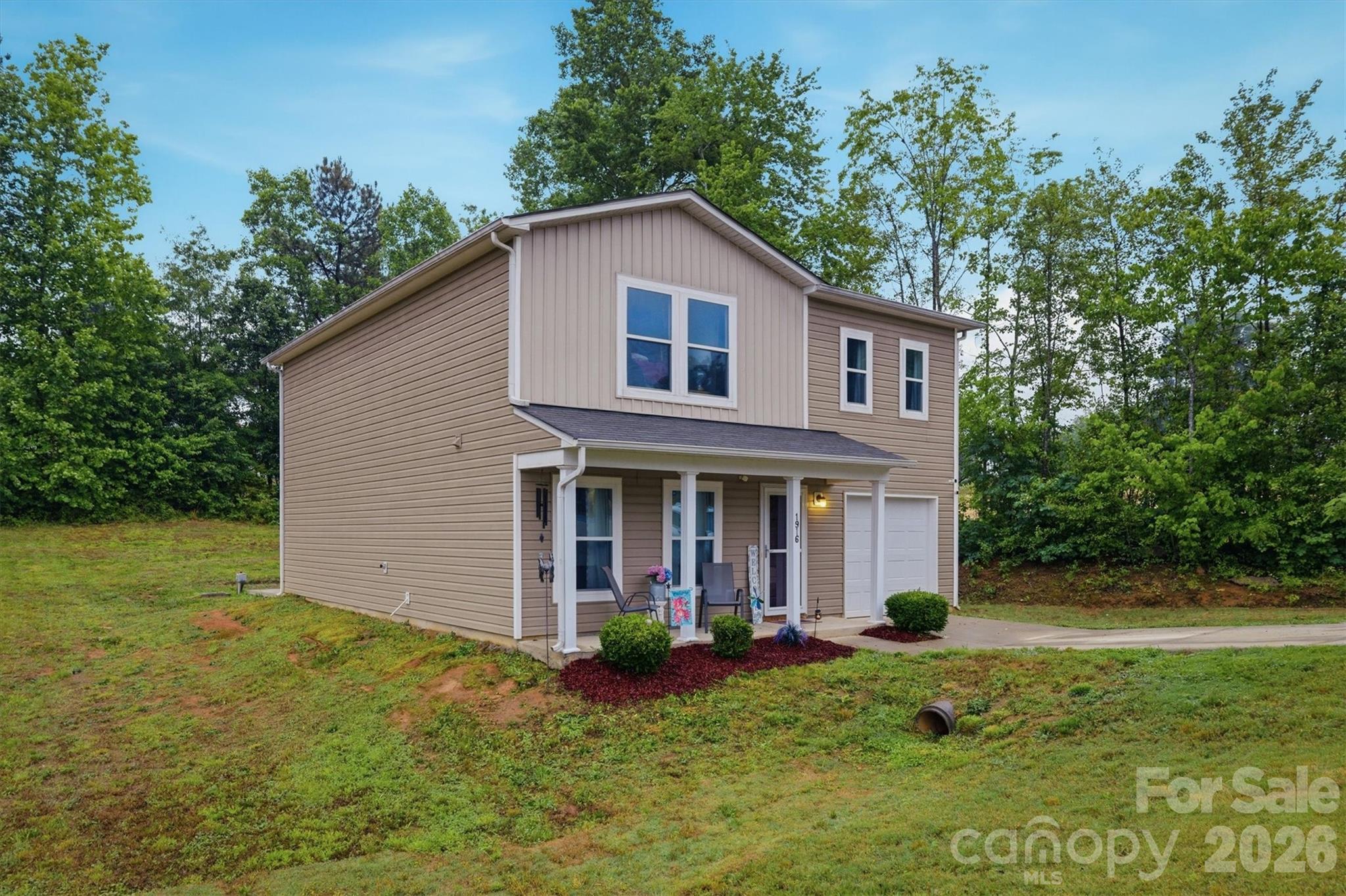 1916 Country Way — Hickory
