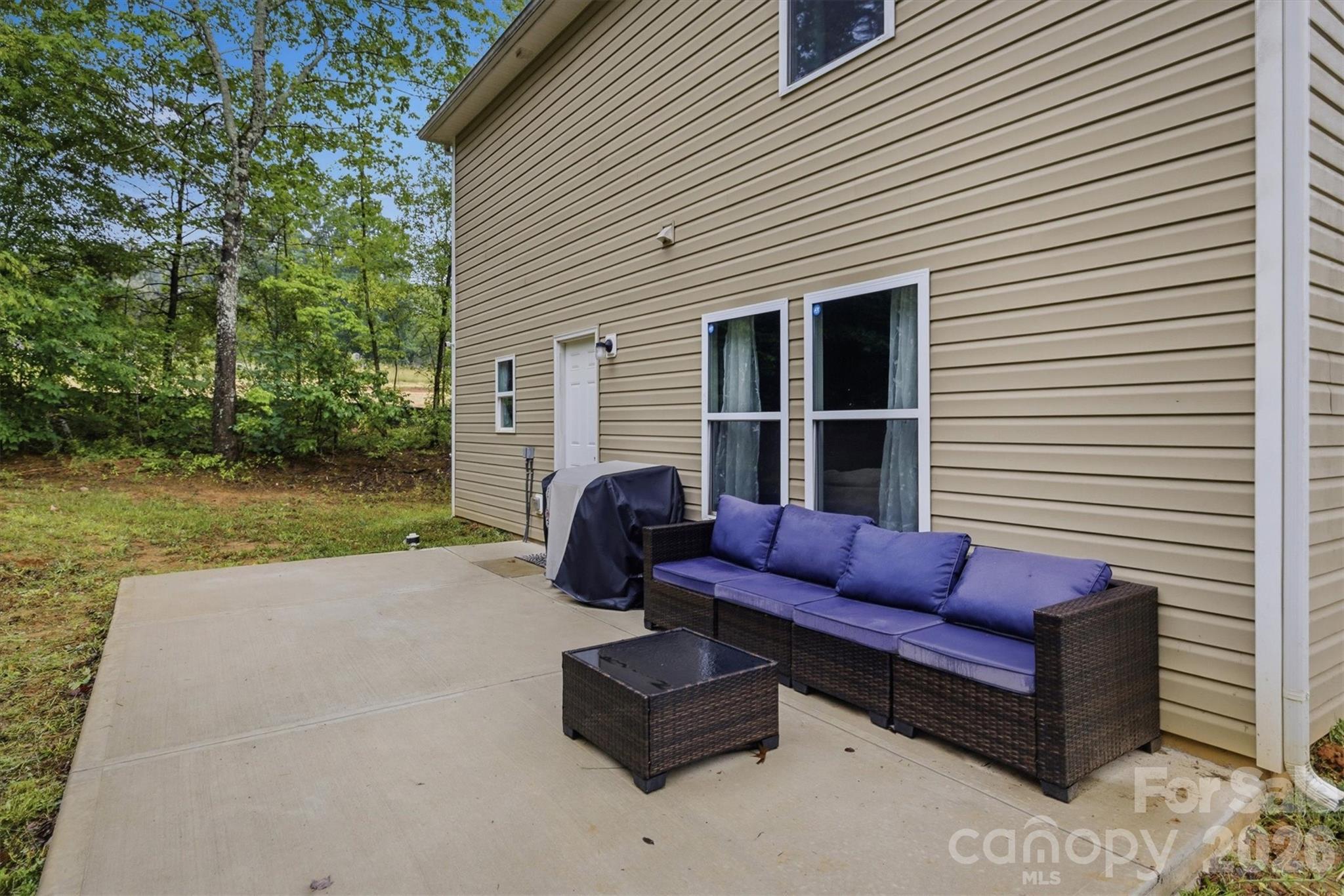 1916 Country Way — Hickory