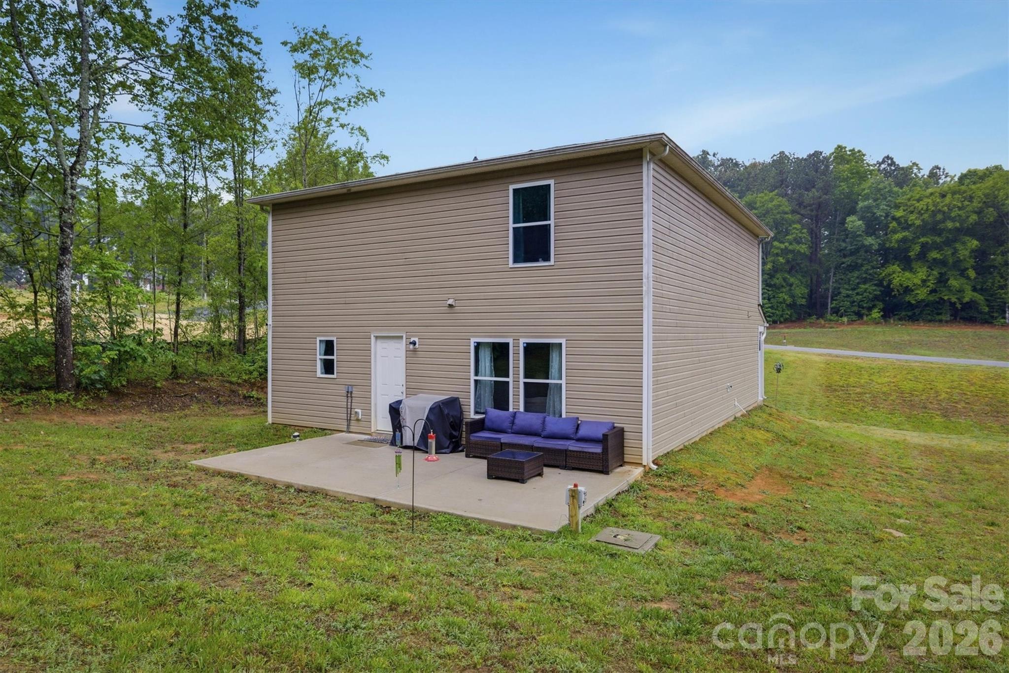 1916 Country Way — Hickory