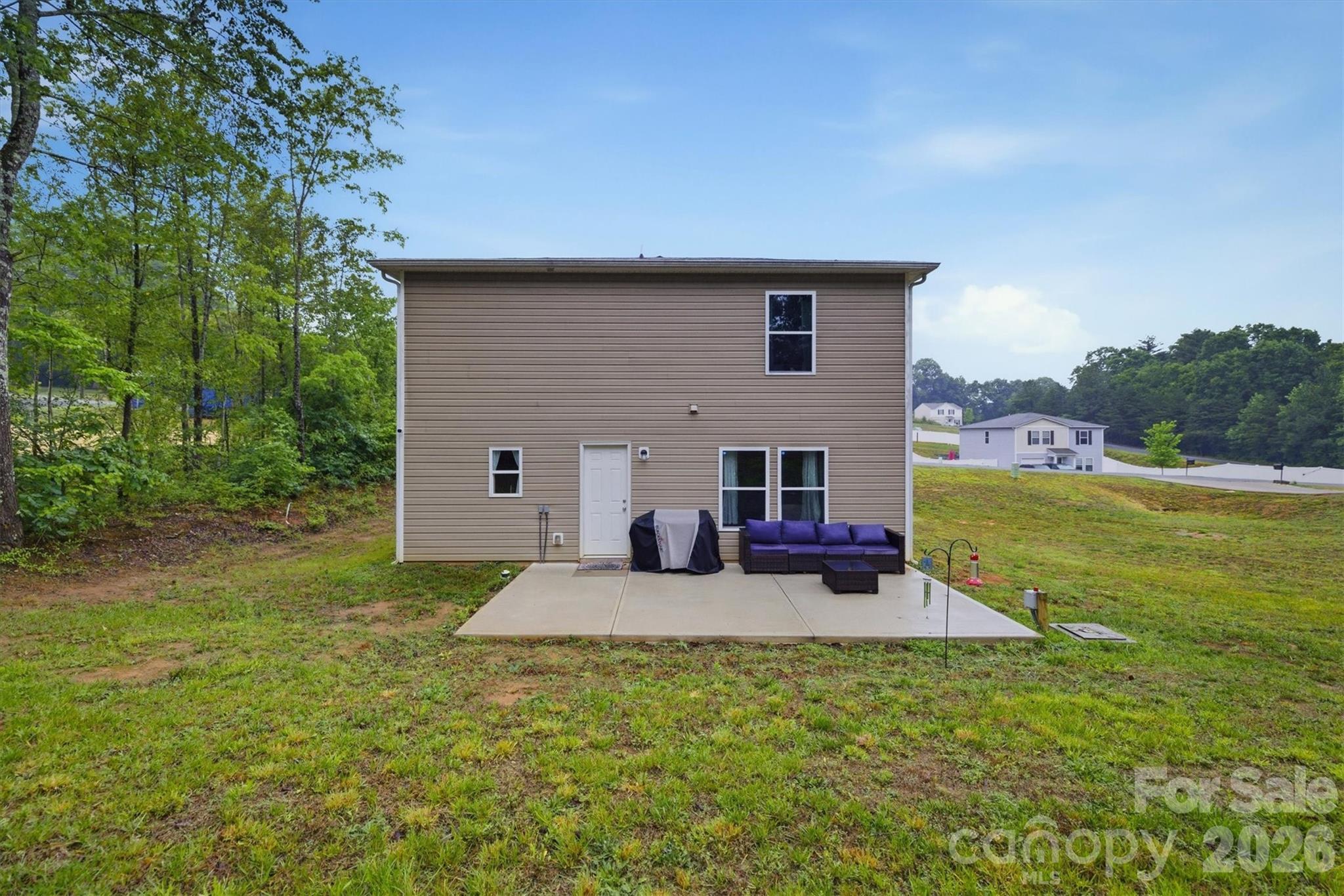 1916 Country Way — Hickory