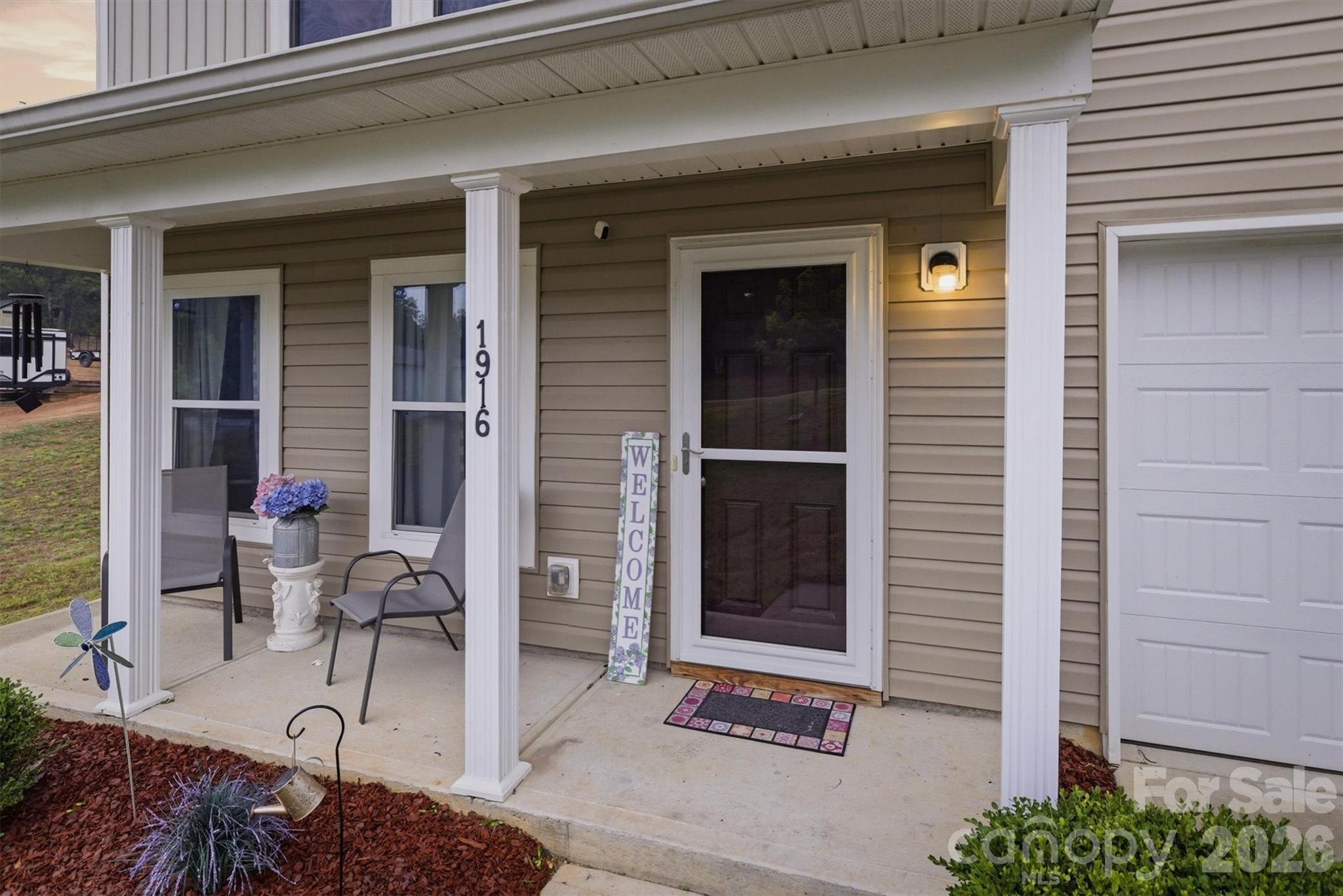1916 Country Way — Hickory