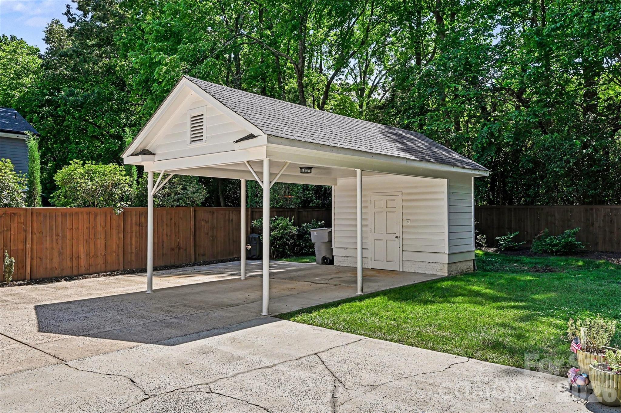 533 King Edward Road — Charlotte