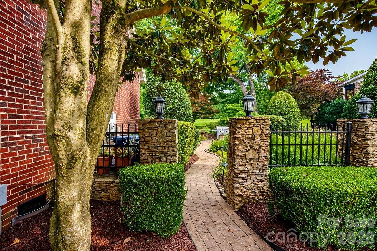 8716 Devonshire Drive — Huntersville