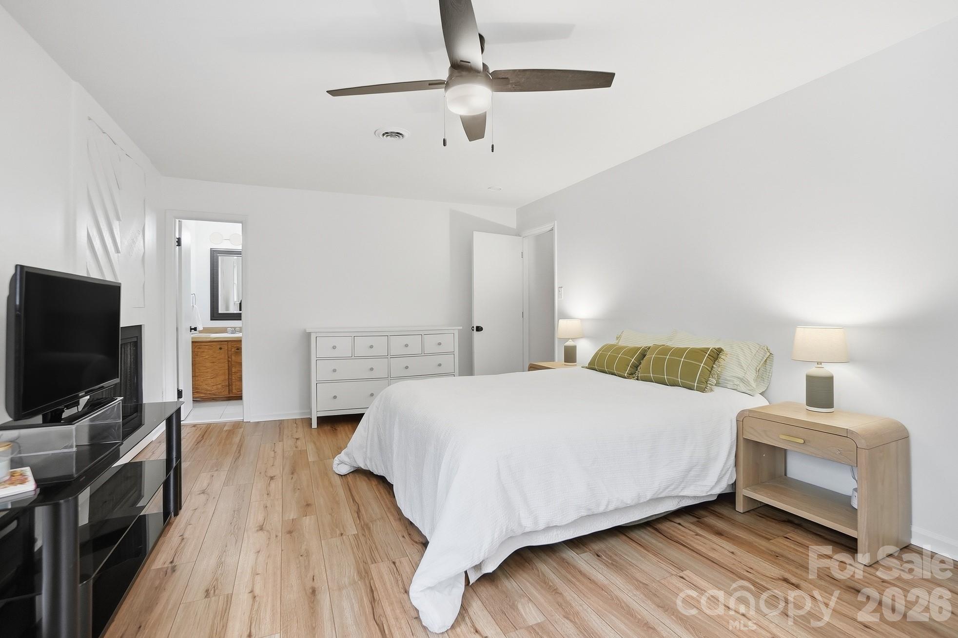 5060 Suwarrow Circle — Tega Cay
