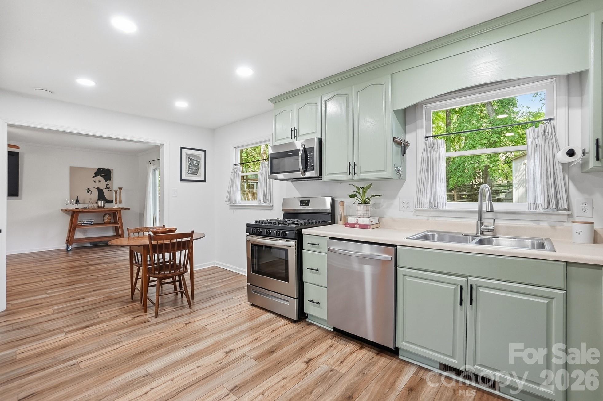 5060 Suwarrow Circle — Tega Cay