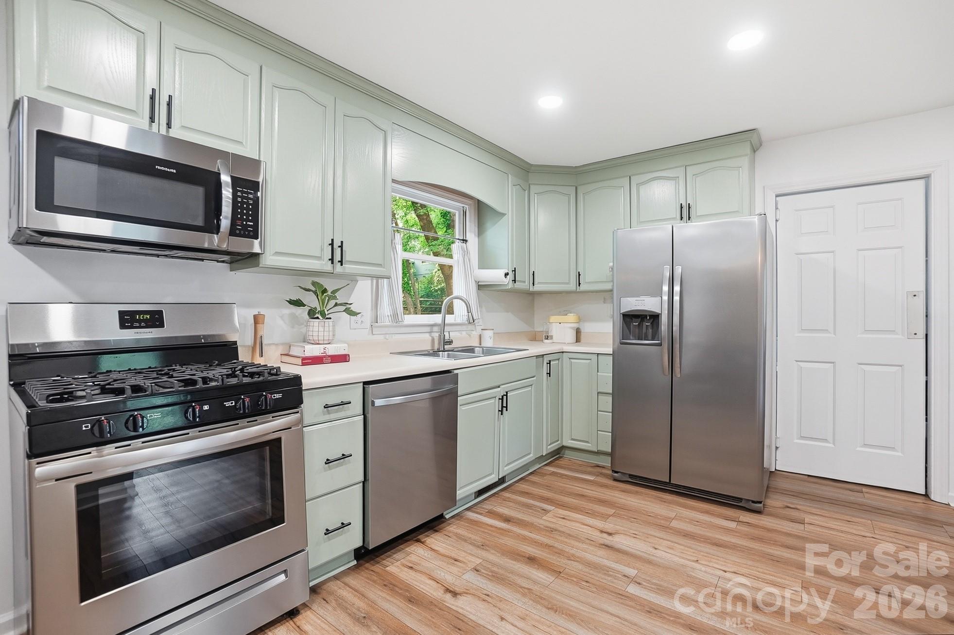 5060 Suwarrow Circle — Tega Cay
