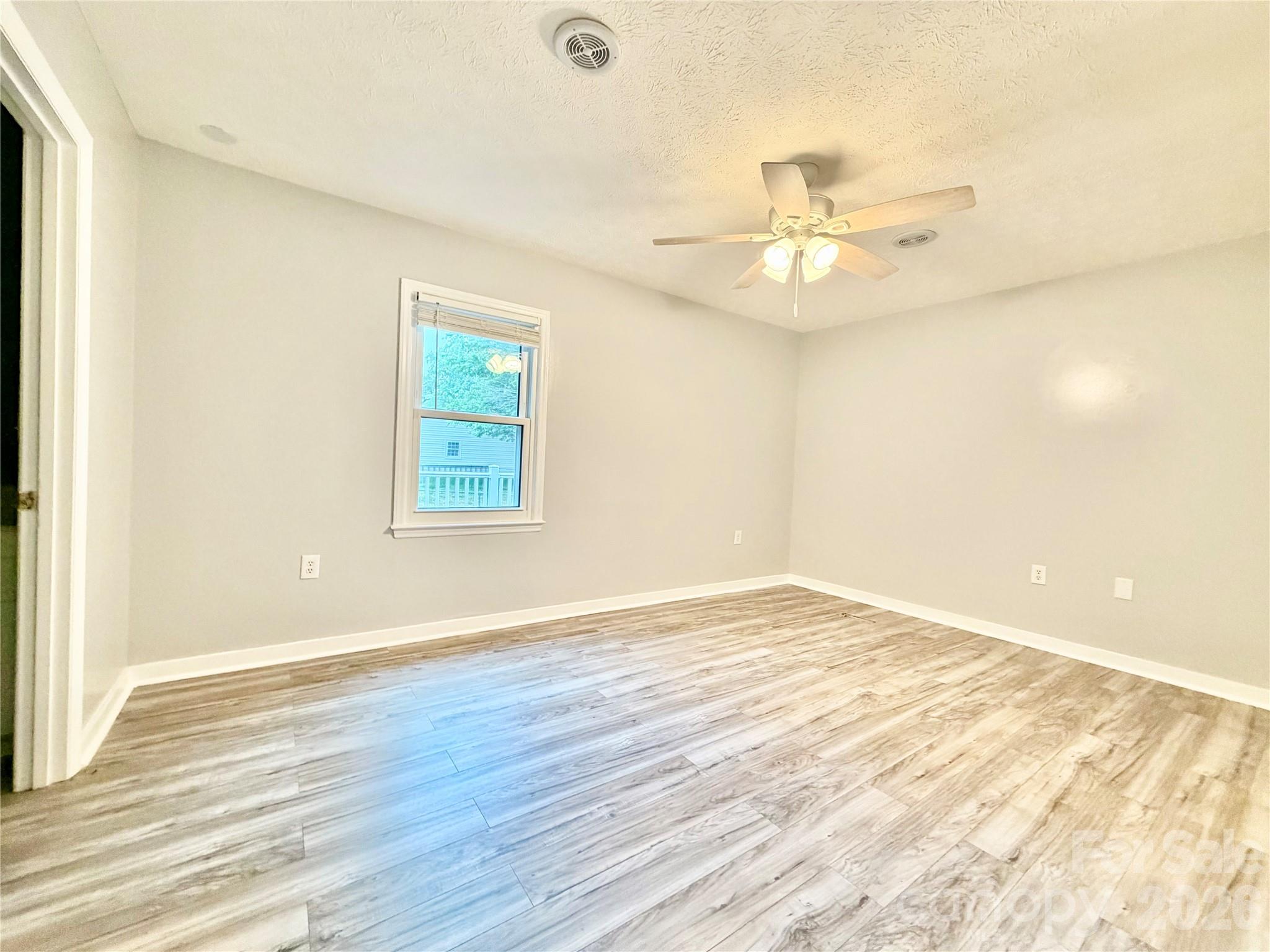 1586 Kenlane Drive — Hickory