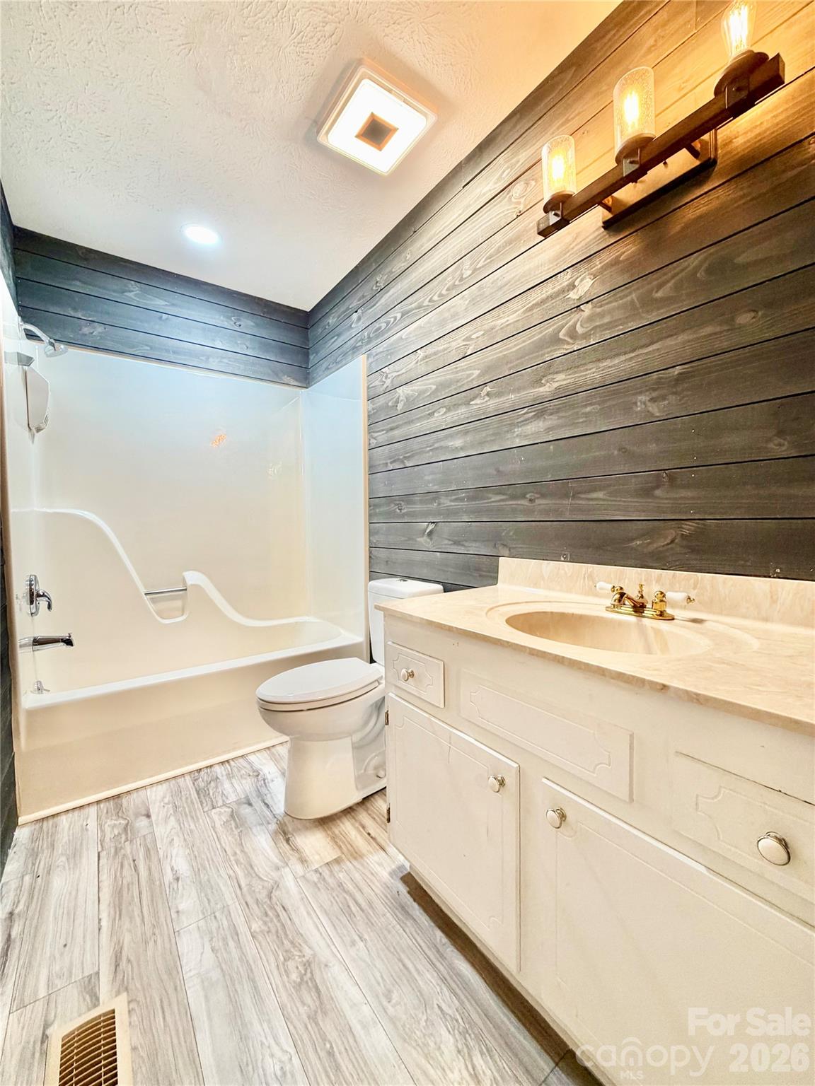 1586 Kenlane Drive — Hickory