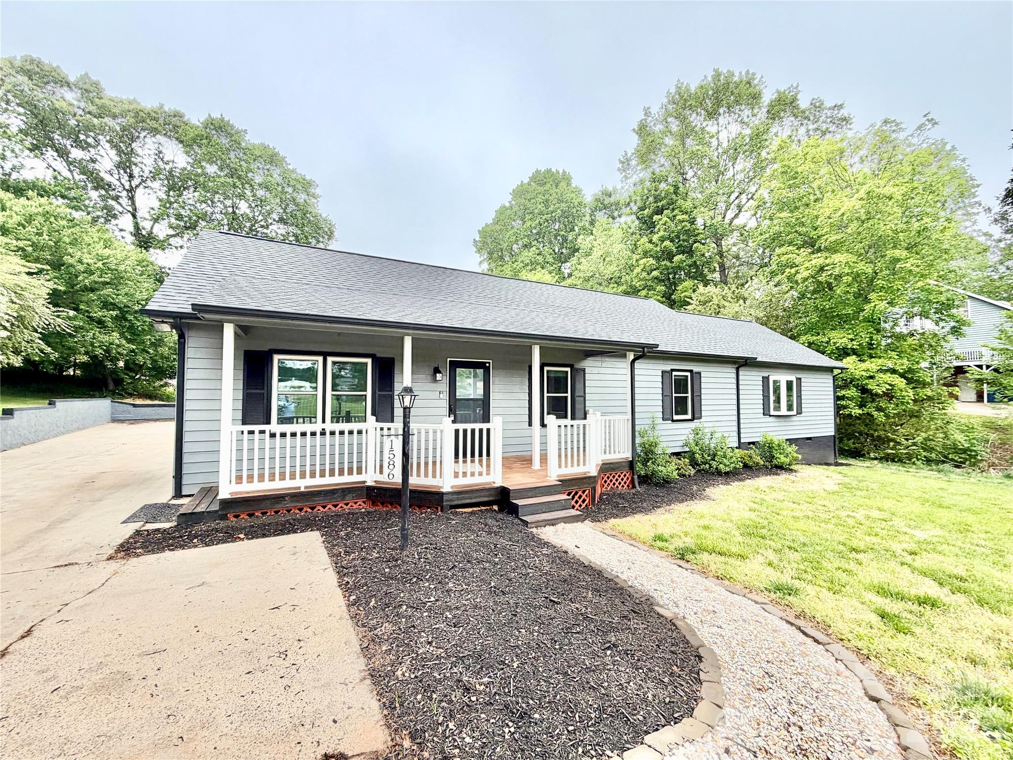 1586 Kenlane Drive — Hickory
