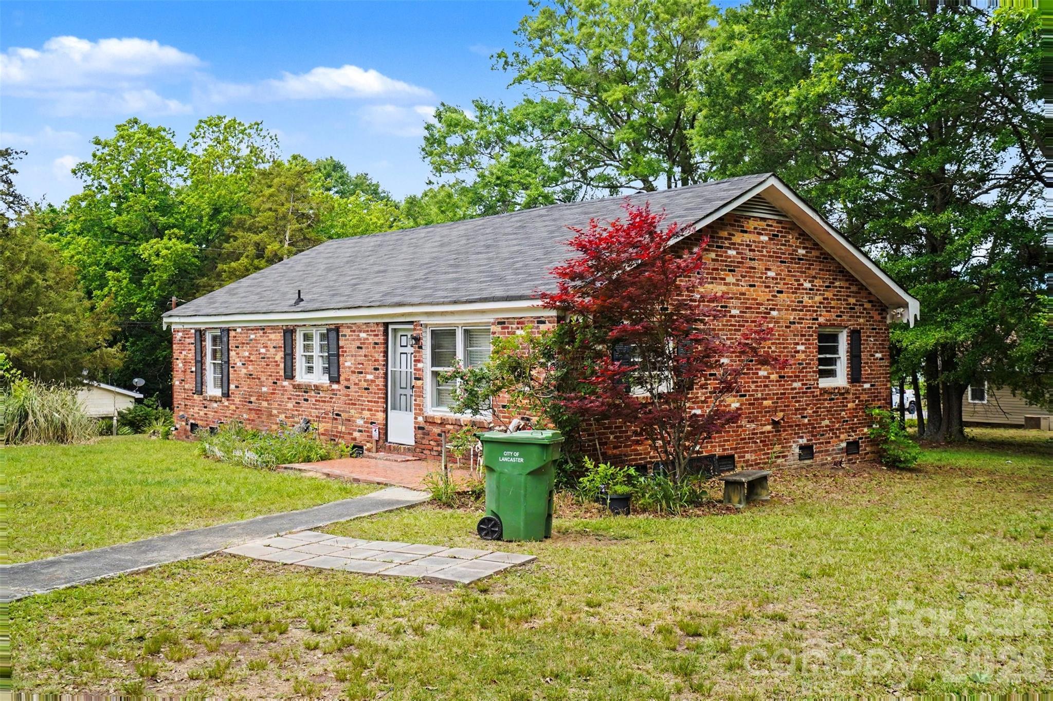 301 Hampton Road — Lancaster
