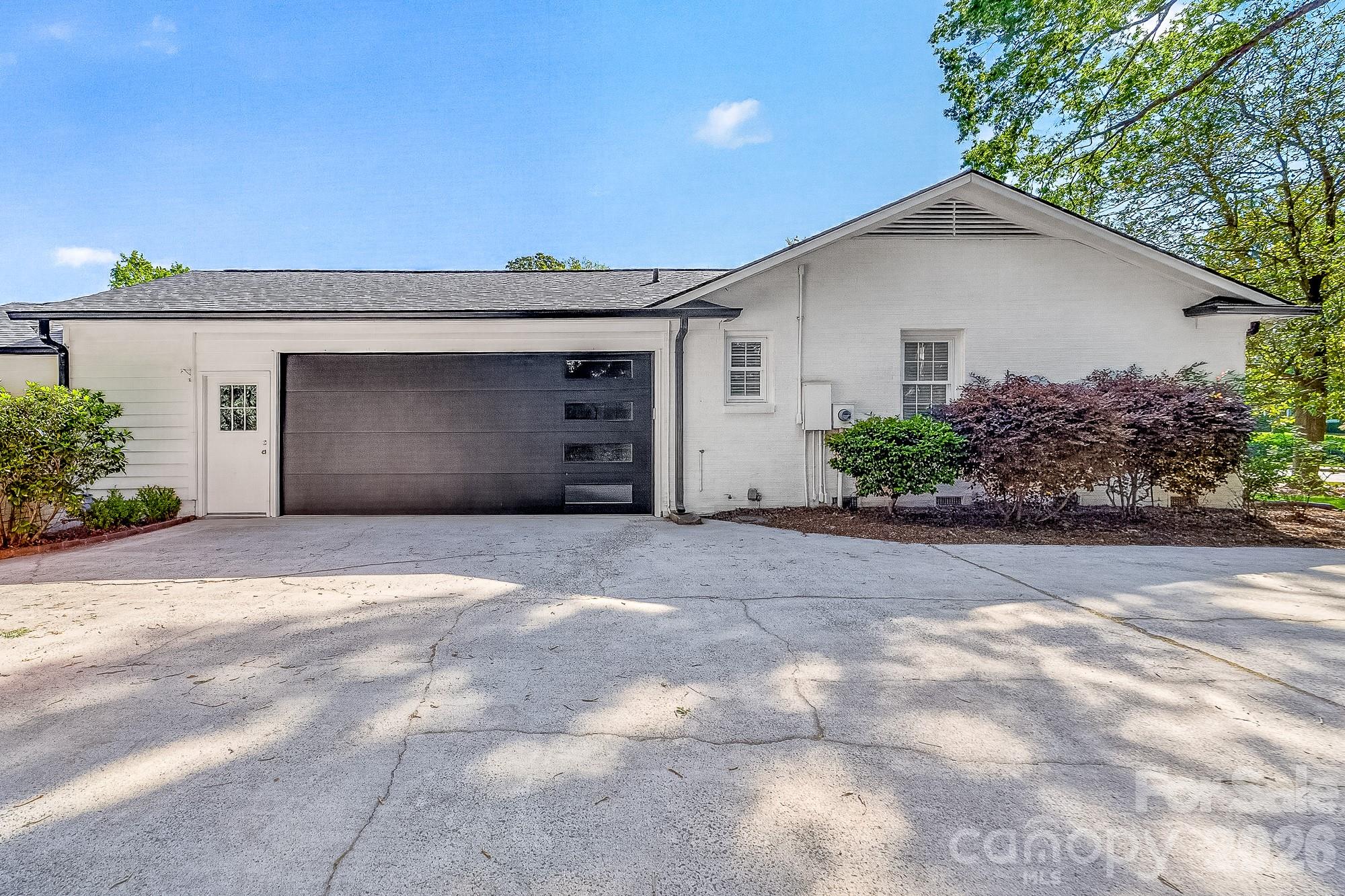 6220 Sharon Road — Charlotte