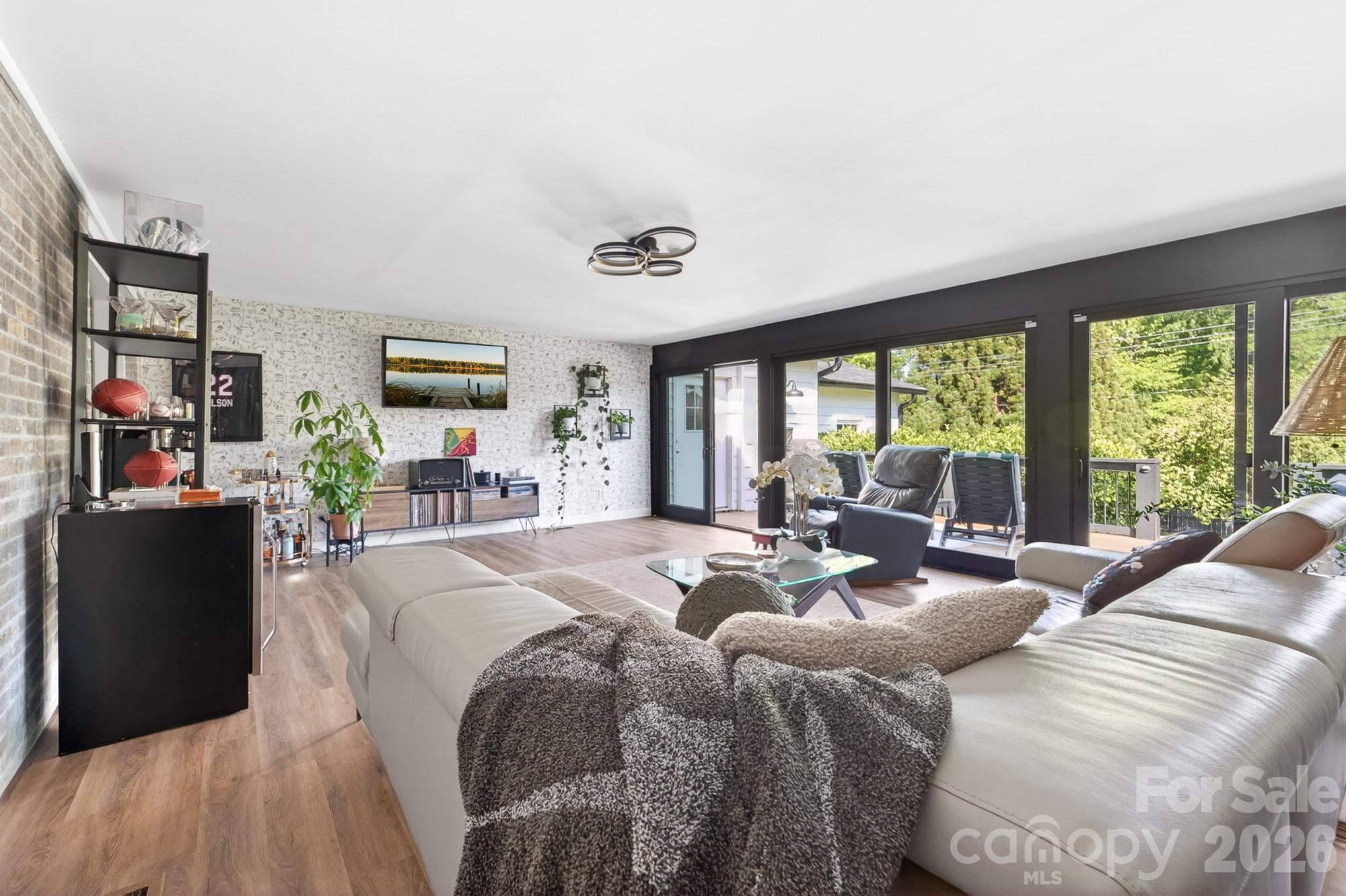 6220 Sharon Road — Charlotte