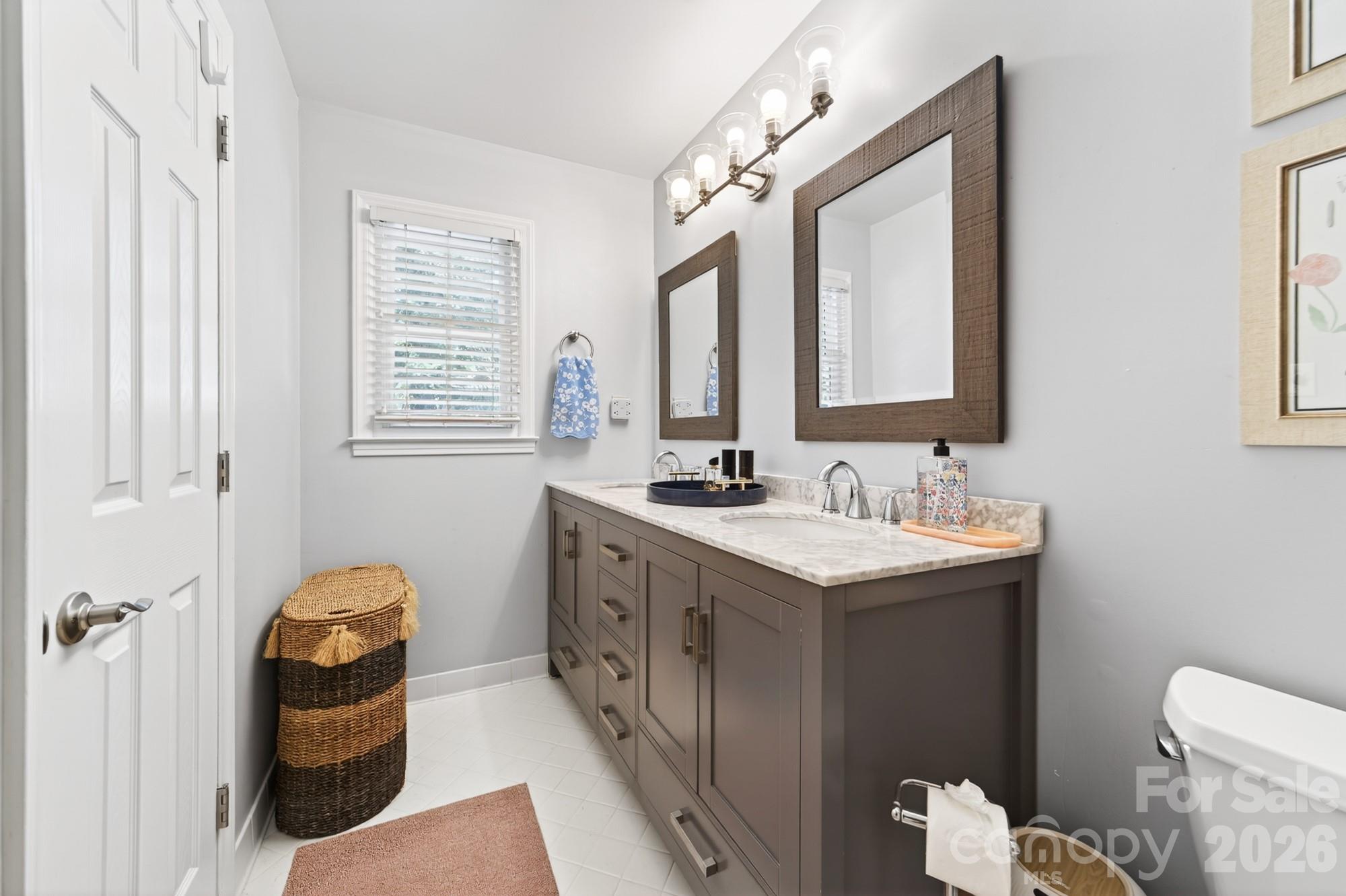 6220 Sharon Road — Charlotte