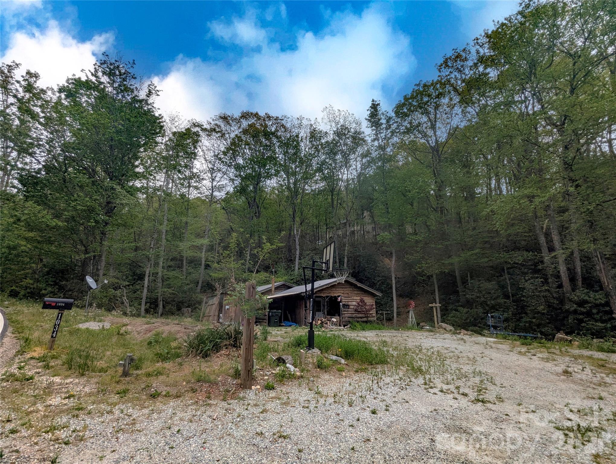 1034 Kyles Creek Road — Hendersonville