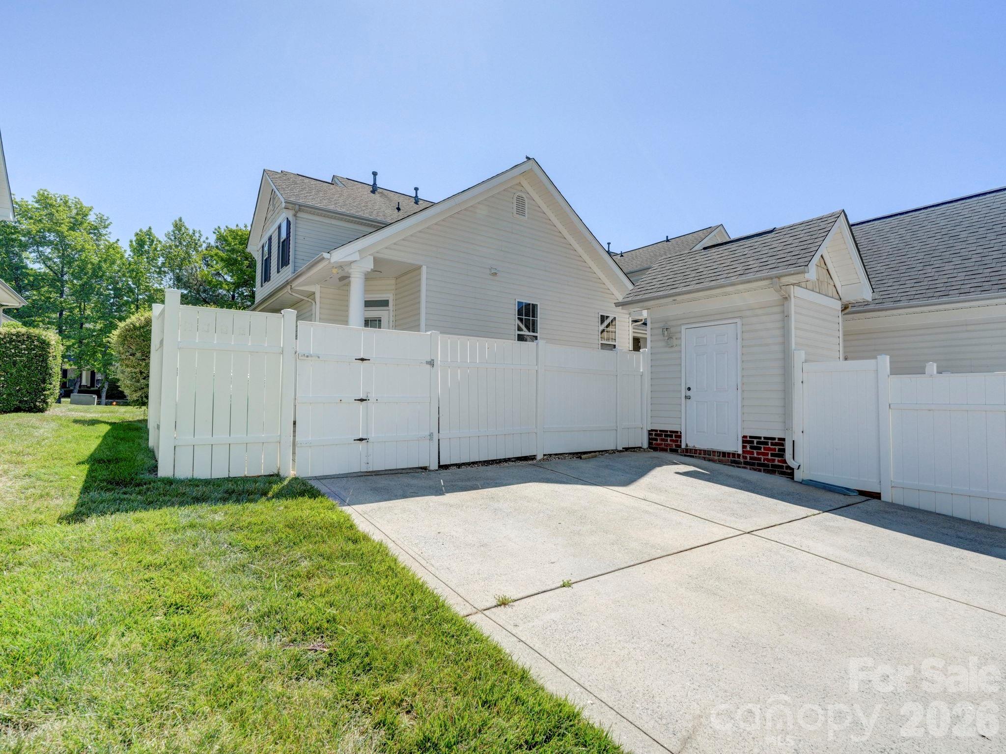 2025 Gable Way Lane — Matthews