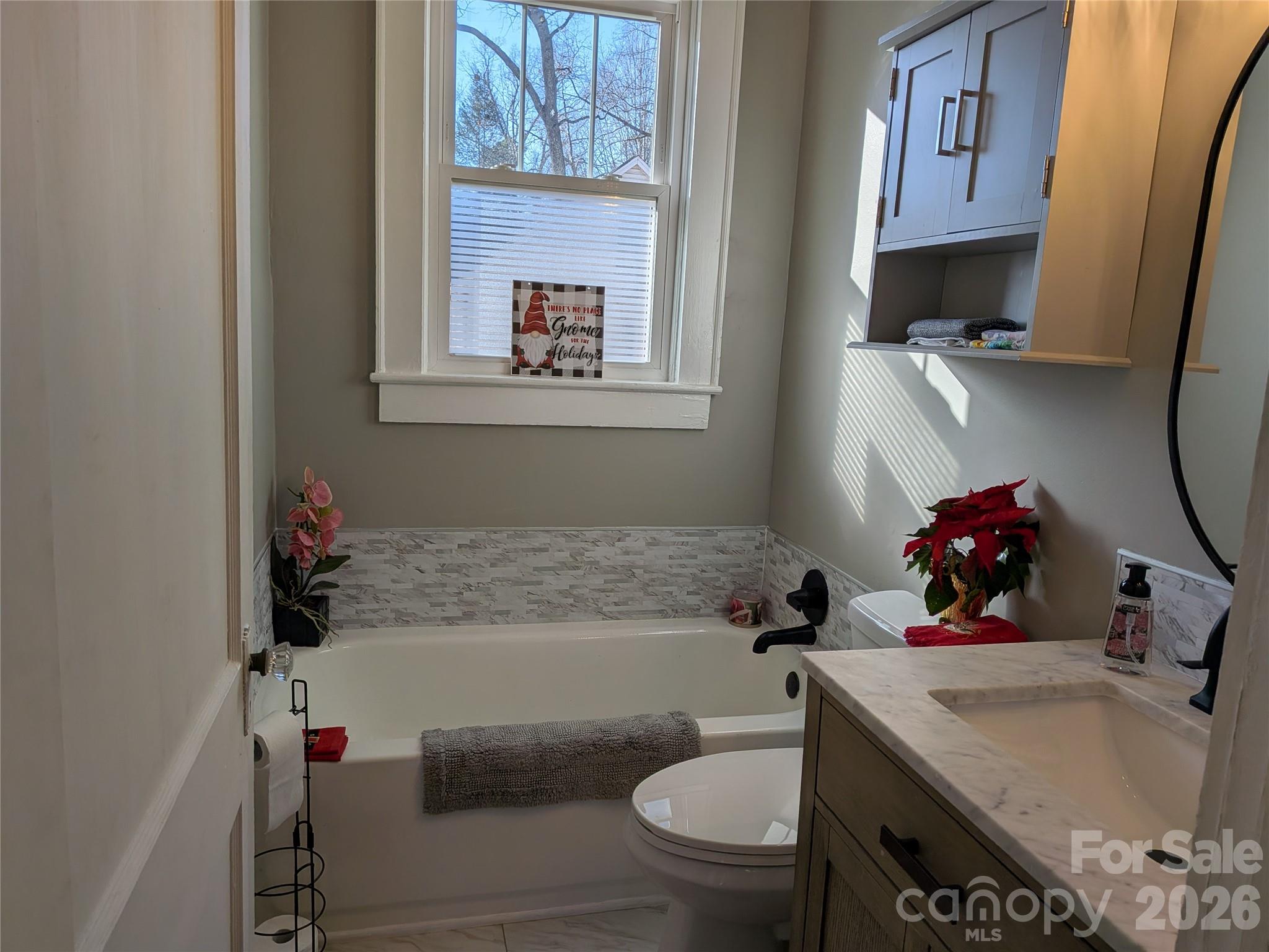 933 W Warren Street — Shelby