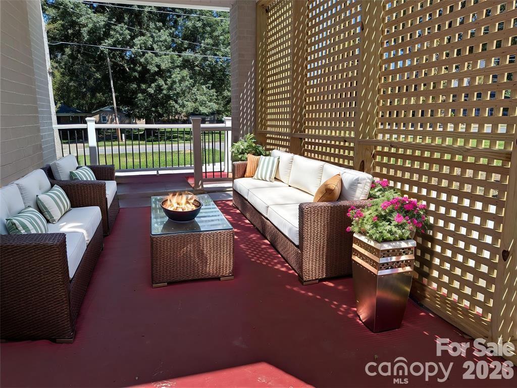 933 W Warren Street — Shelby